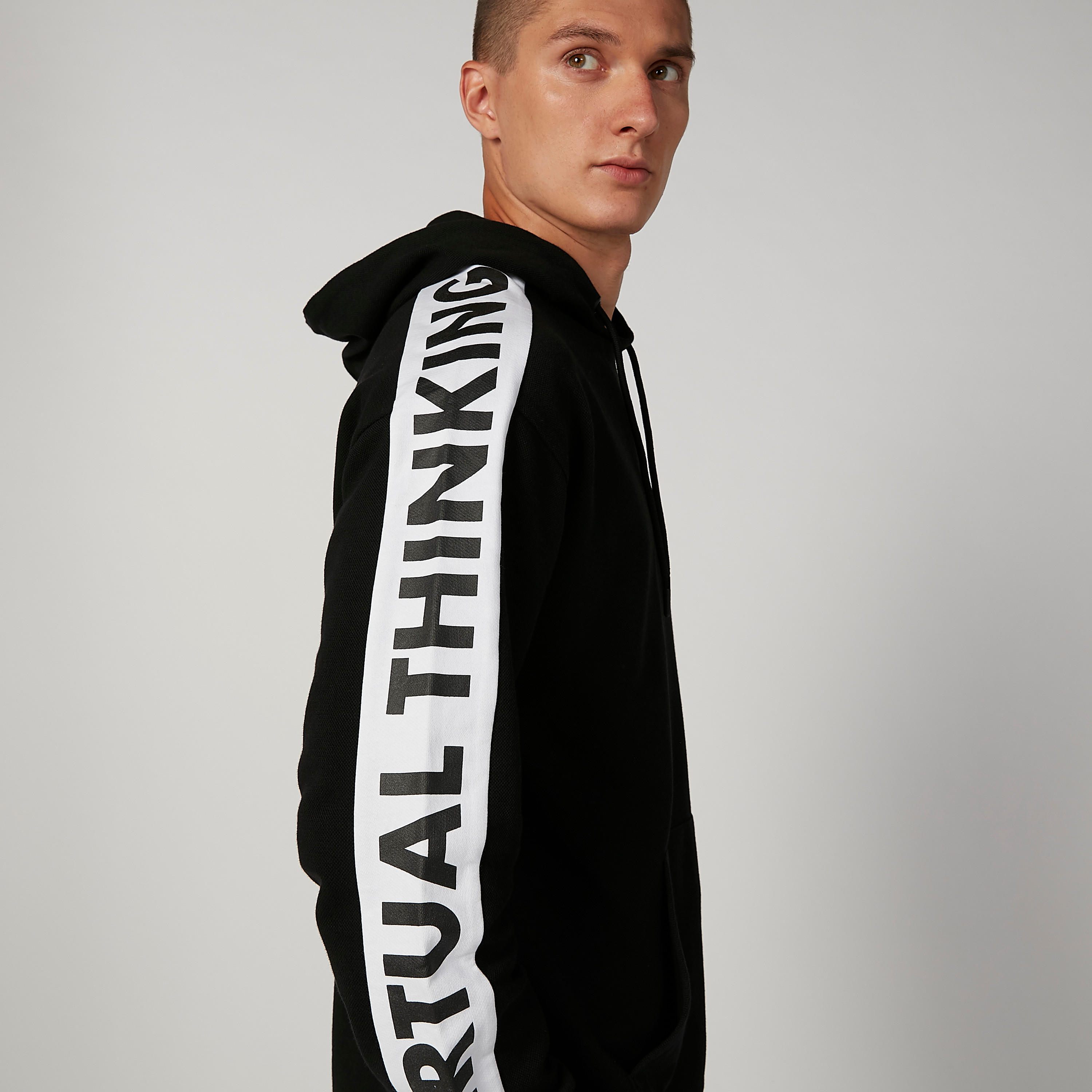 سويتشيرت بقبعة وجيوب كنغر وطبعات-men-winterwear-hoodiesandsweatshirts-image-5