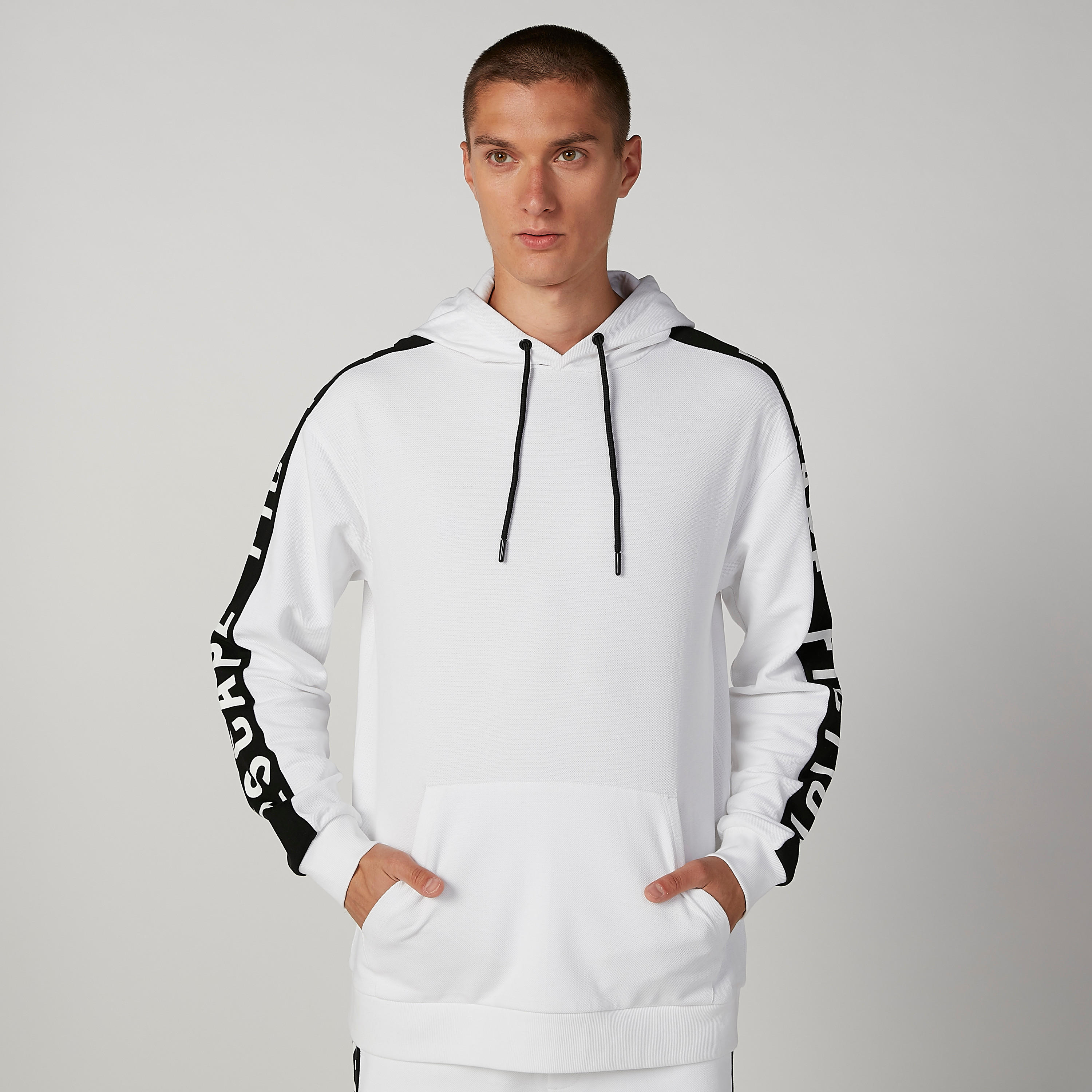 سويت شيرت بجيوب كانجارو وقبعة وطبعات-men-winterwear-hoodiesandsweatshirts-image-6