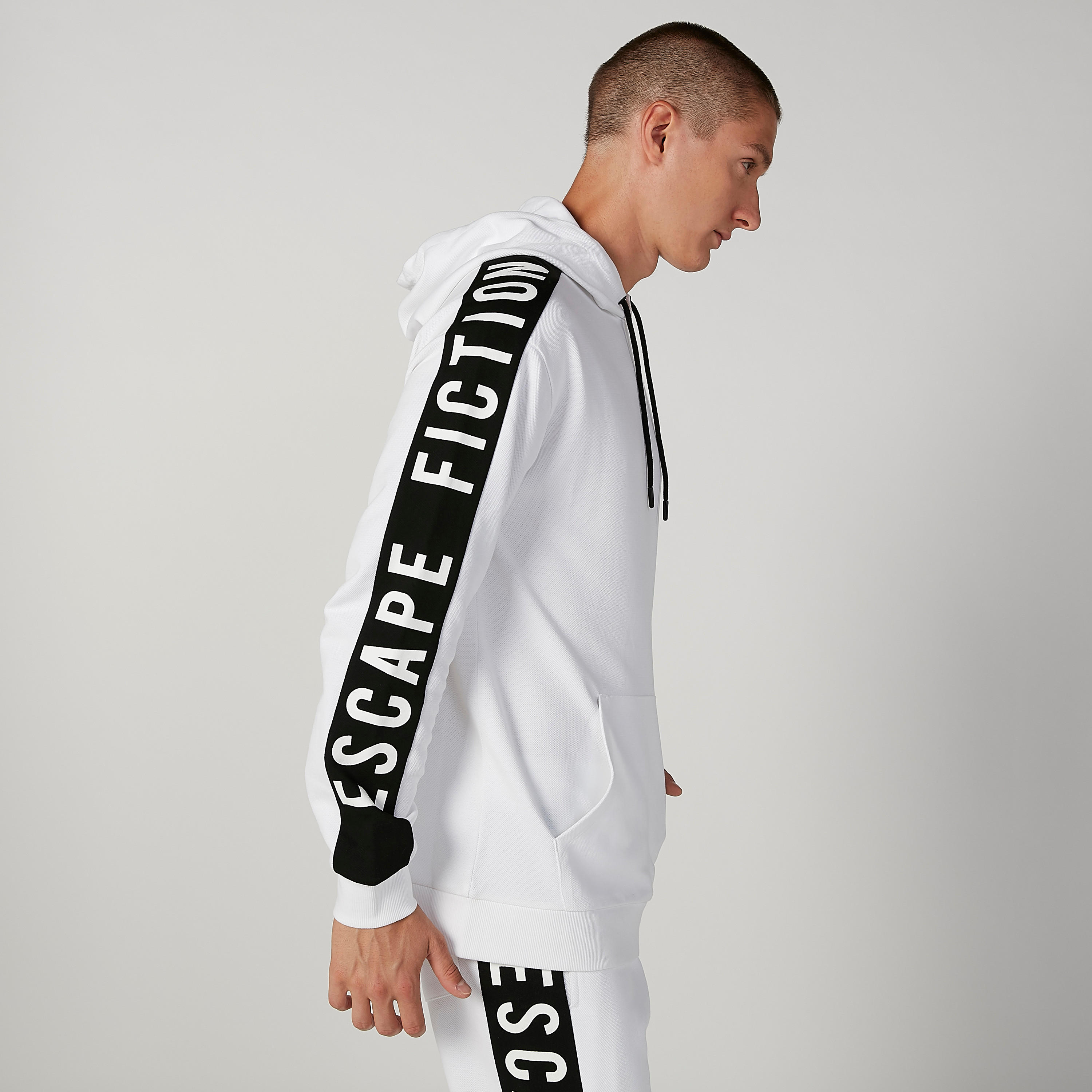 سويت شيرت بجيوب كانجارو وقبعة وطبعات-men-winterwear-hoodiesandsweatshirts-image-4