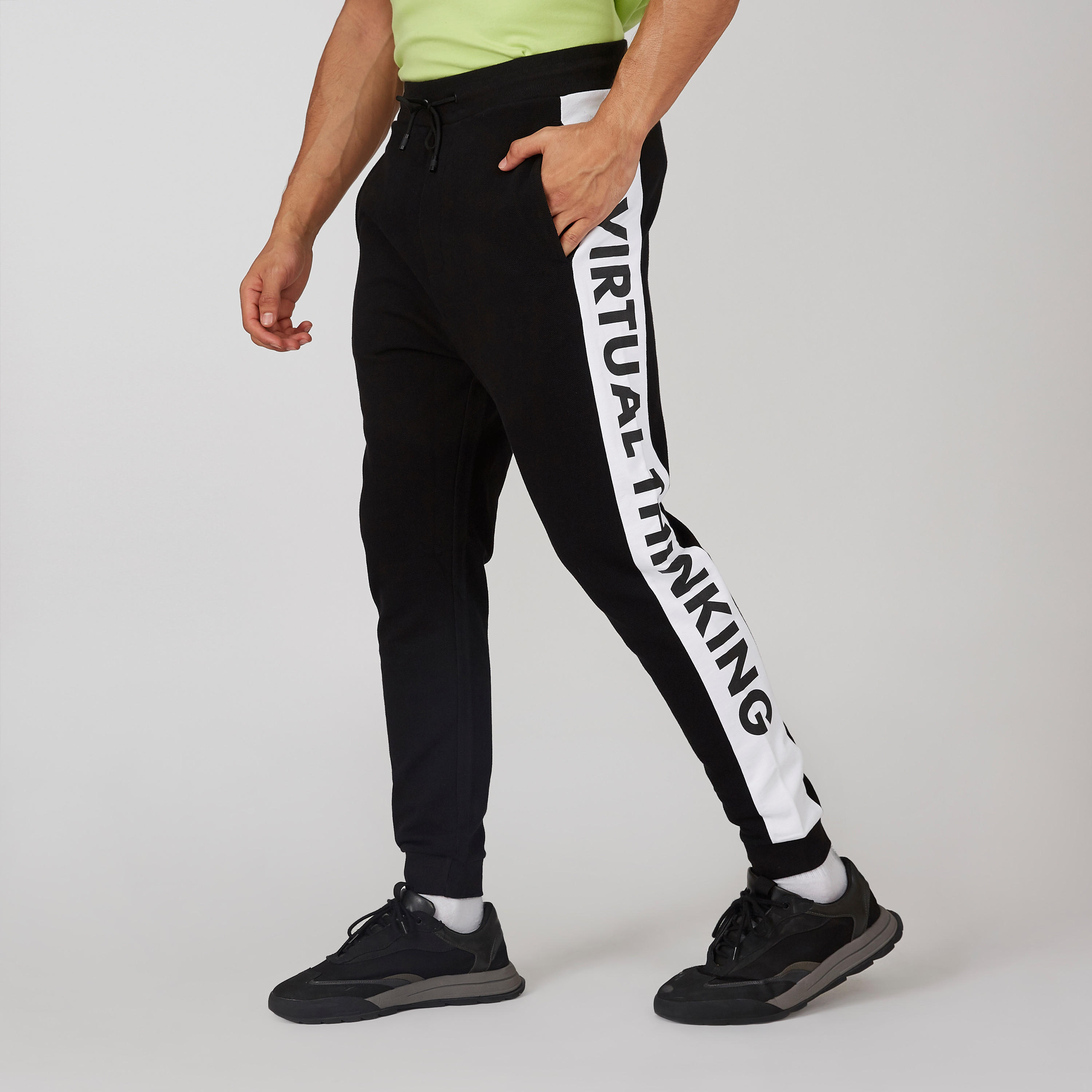 بنطلون رياضي بخصر مطّاطي وشريطة وطبعات-men-clothing-bottoms-joggers-image-1