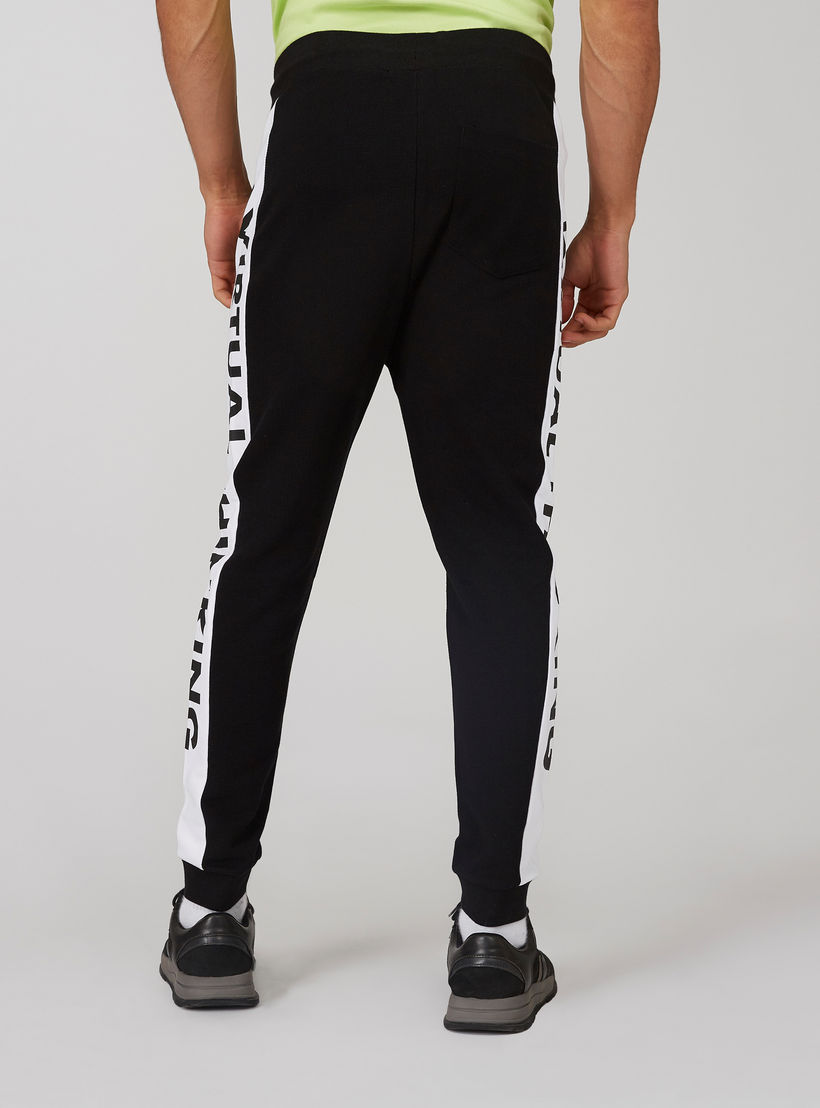 بنطلون رياضي بخصر مطّاطي وشريطة وطبعات-men-clothing-bottoms-joggers-image-3