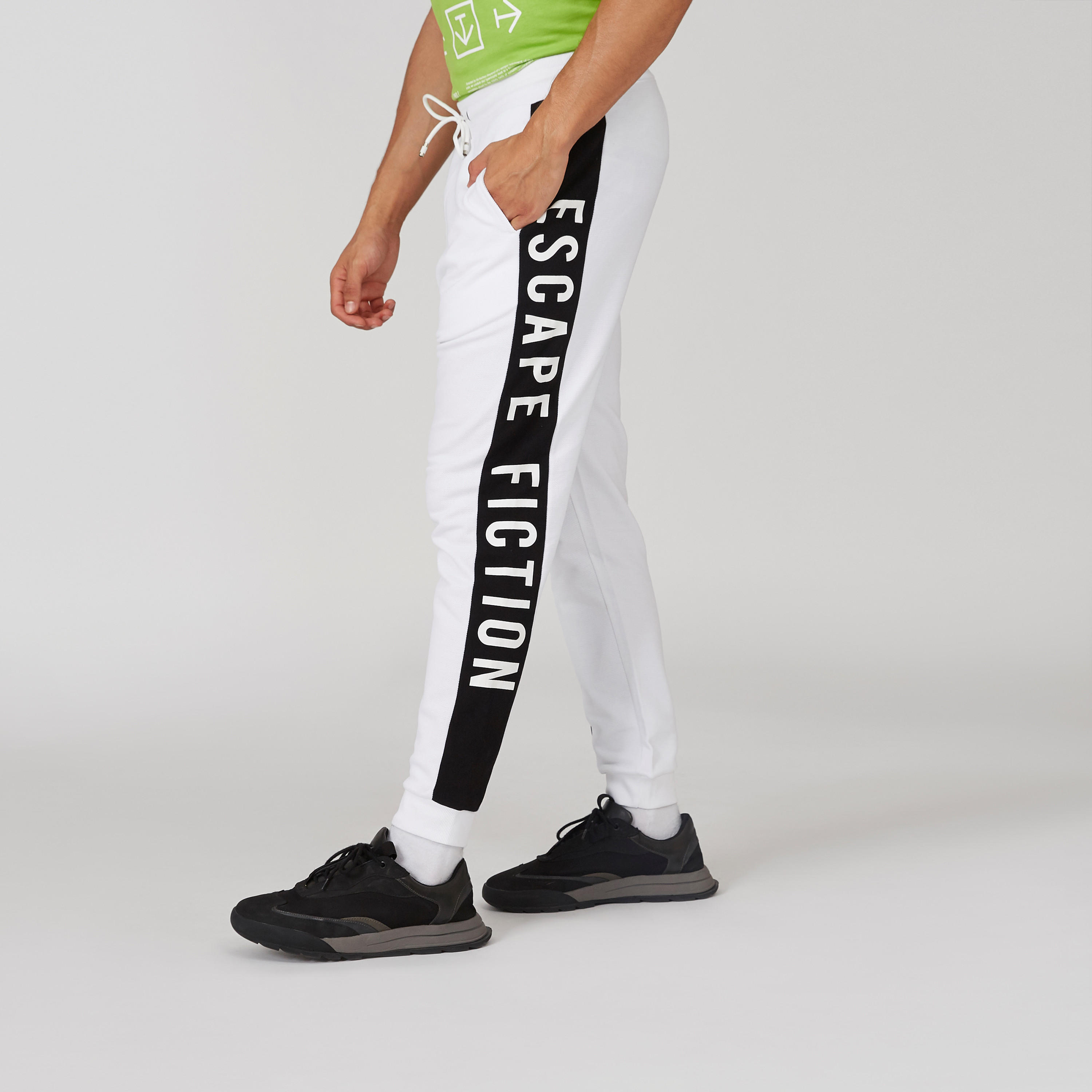 بنطلون رياضي بخصر مطّاطي وشريطة وطبعات-men-clothing-bottoms-joggers-image-1