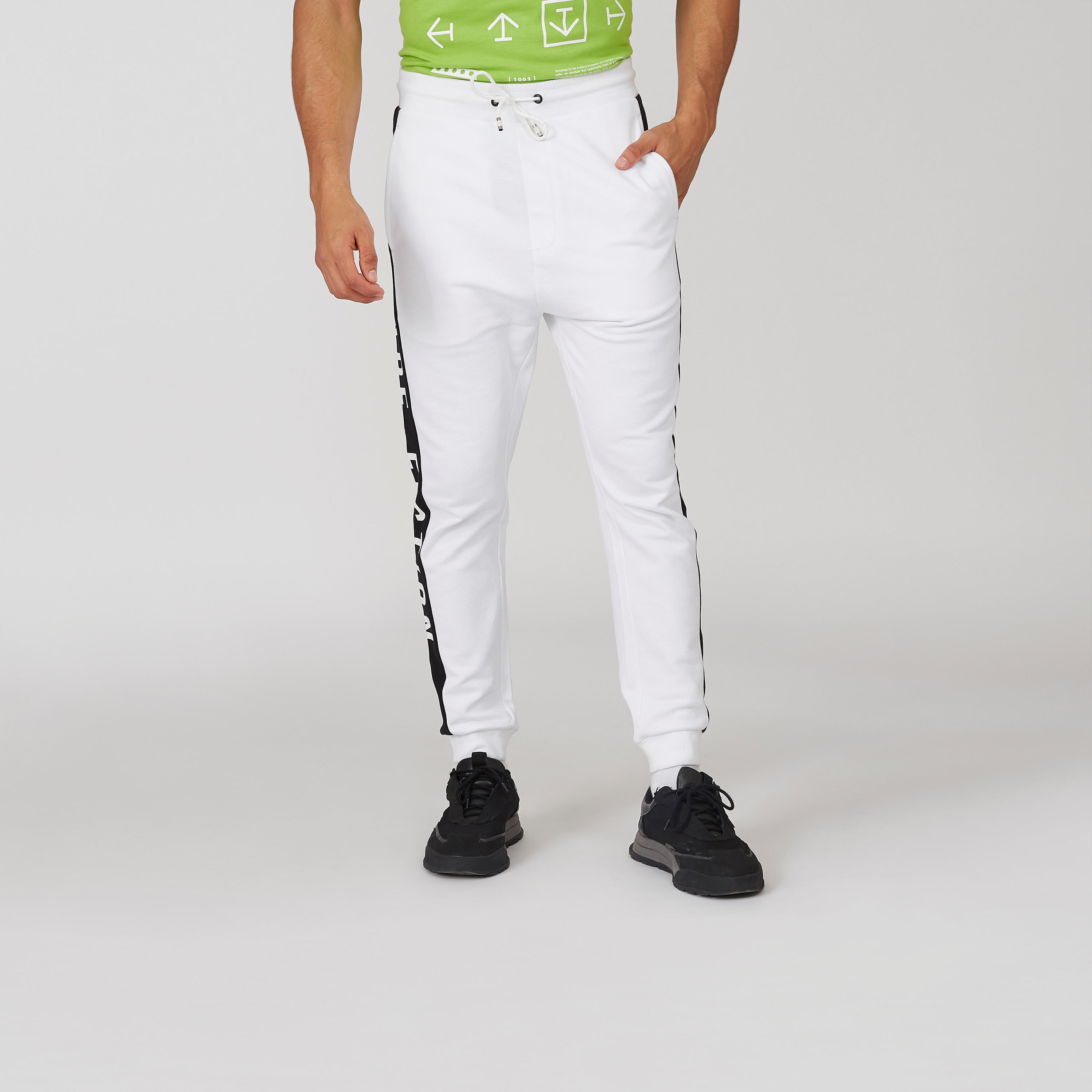 بنطلون رياضي بخصر مطّاطي وشريطة وطبعات-men-clothing-bottoms-joggers-image-5