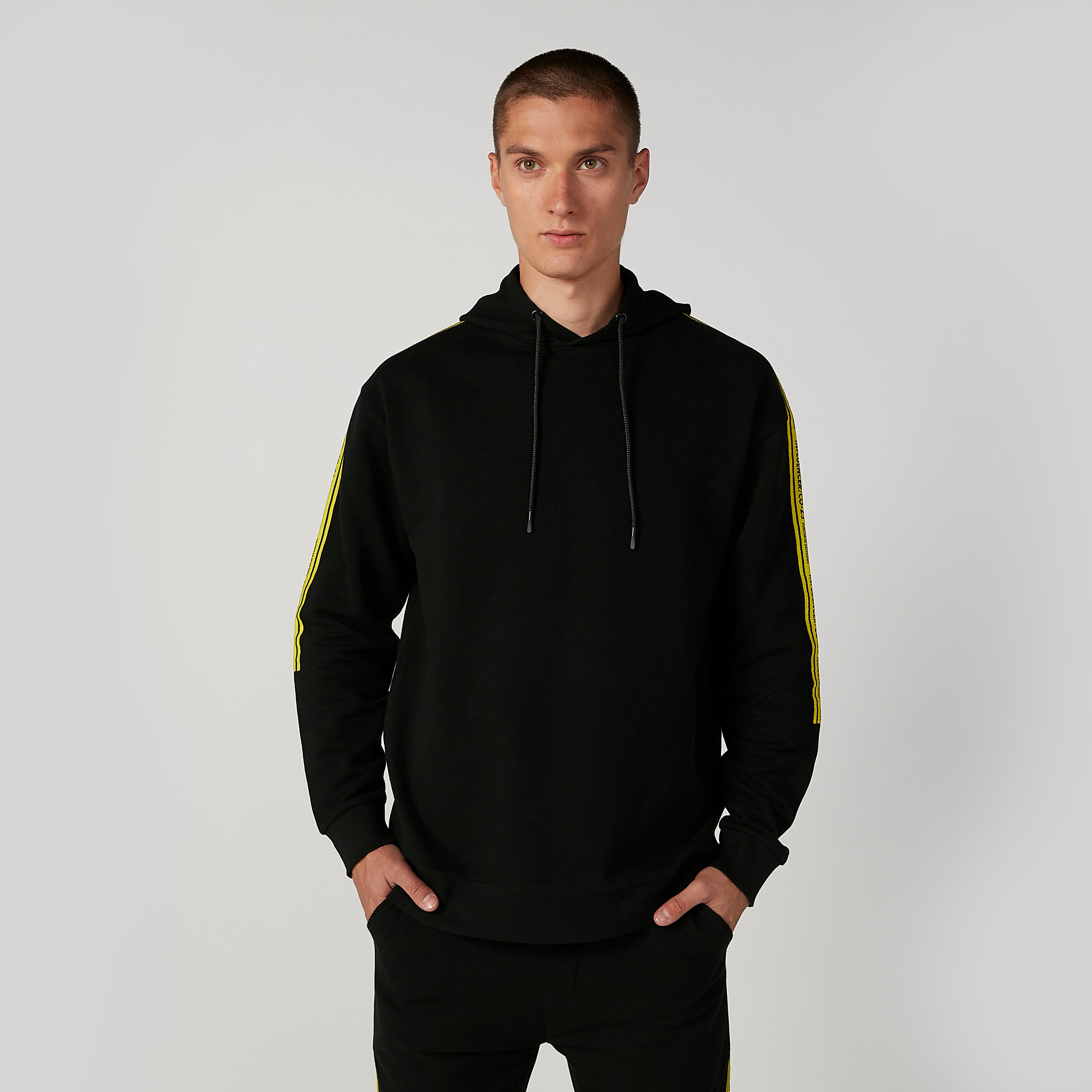 سويتشيرت بقبّعة وأكمام طويلة وطبعات-men-winterwear-hoodiesandsweatshirts-image-1