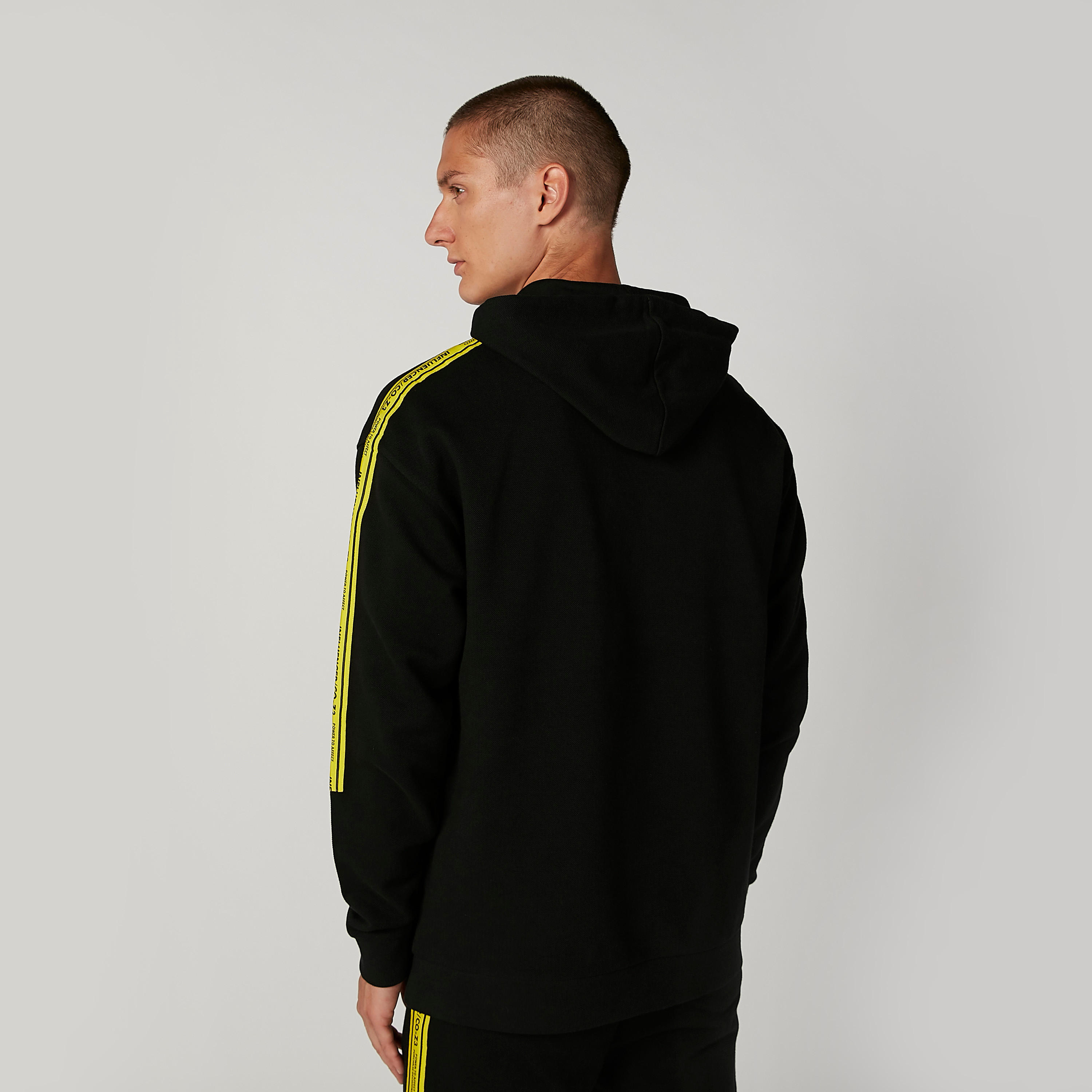 سويتشيرت بقبّعة وأكمام طويلة وطبعات-men-winterwear-hoodiesandsweatshirts-image-2