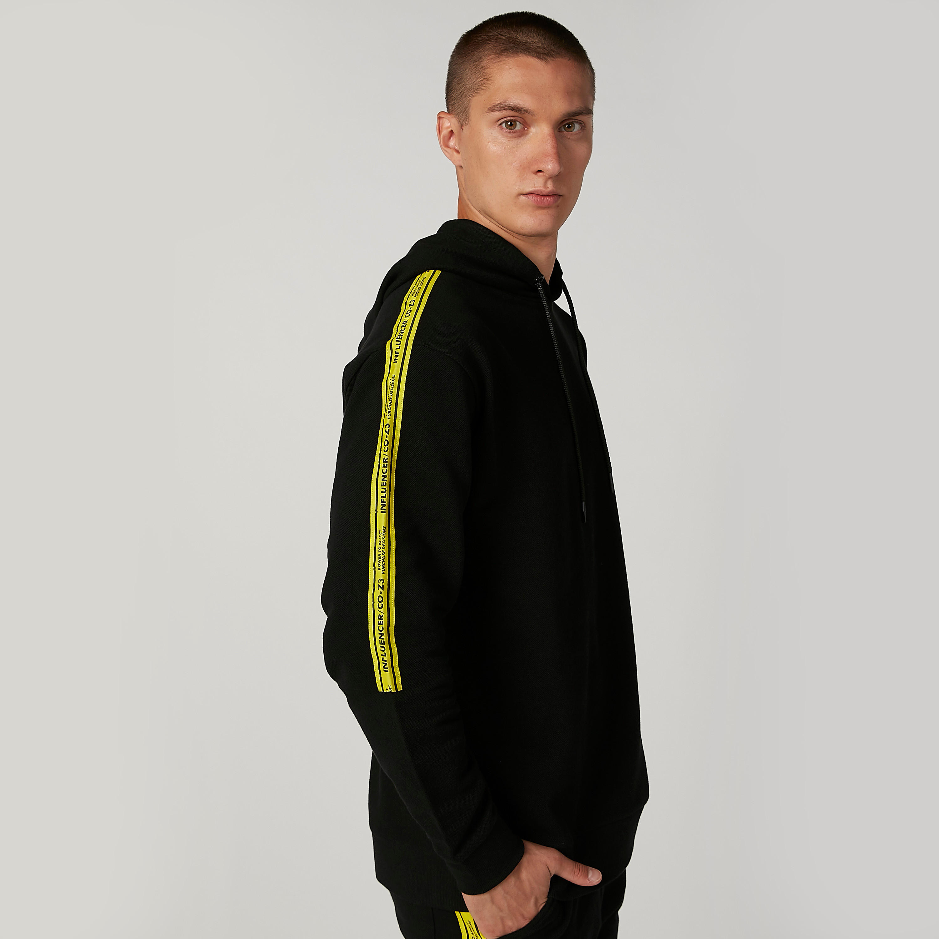 سويتشيرت بقبّعة وأكمام طويلة وطبعات-men-winterwear-hoodiesandsweatshirts-image-3
