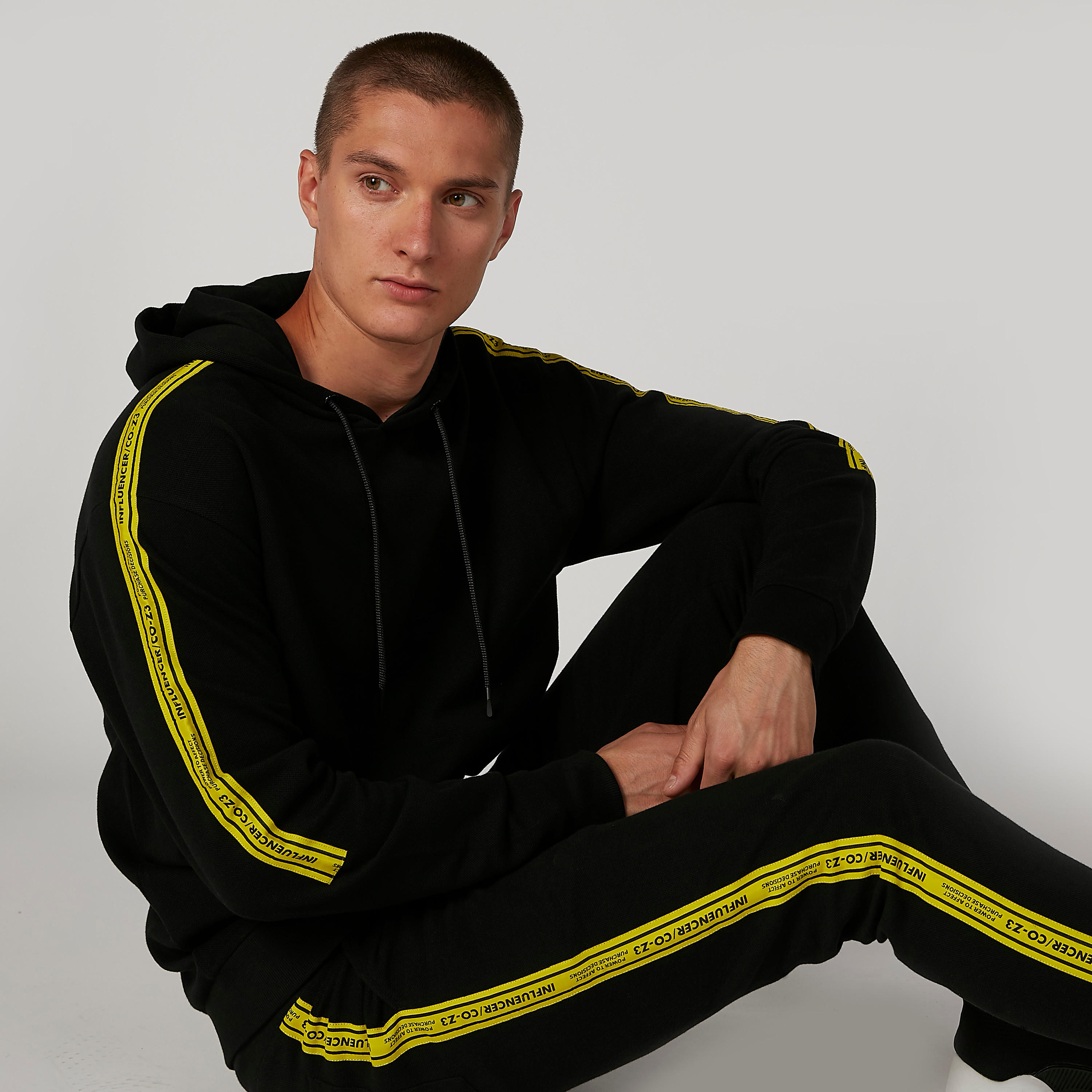 سويتشيرت بقبّعة وأكمام طويلة وطبعات-men-winterwear-hoodiesandsweatshirts-image-4