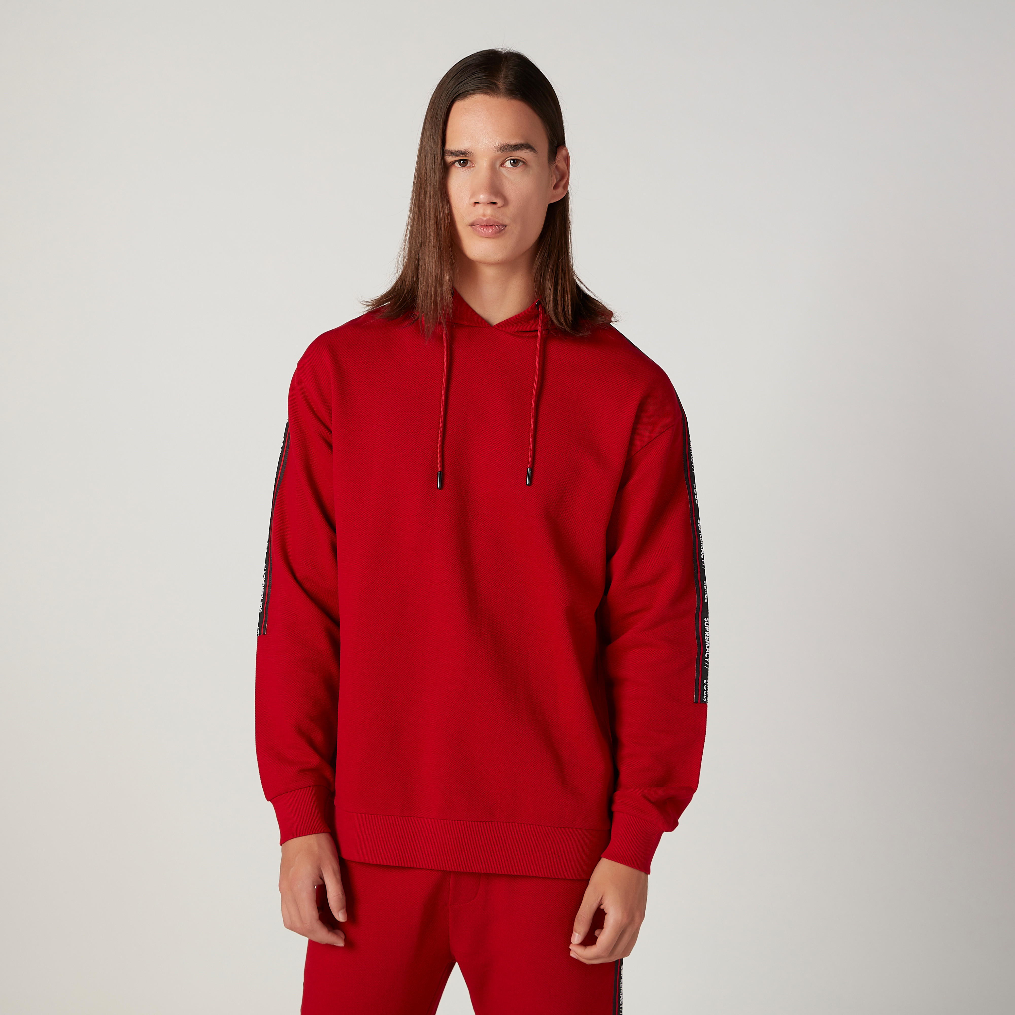 سويت شيرت بأكمام طويلة وقبعة وطبعات-men-winterwear-hoodiesandsweatshirts-image-1