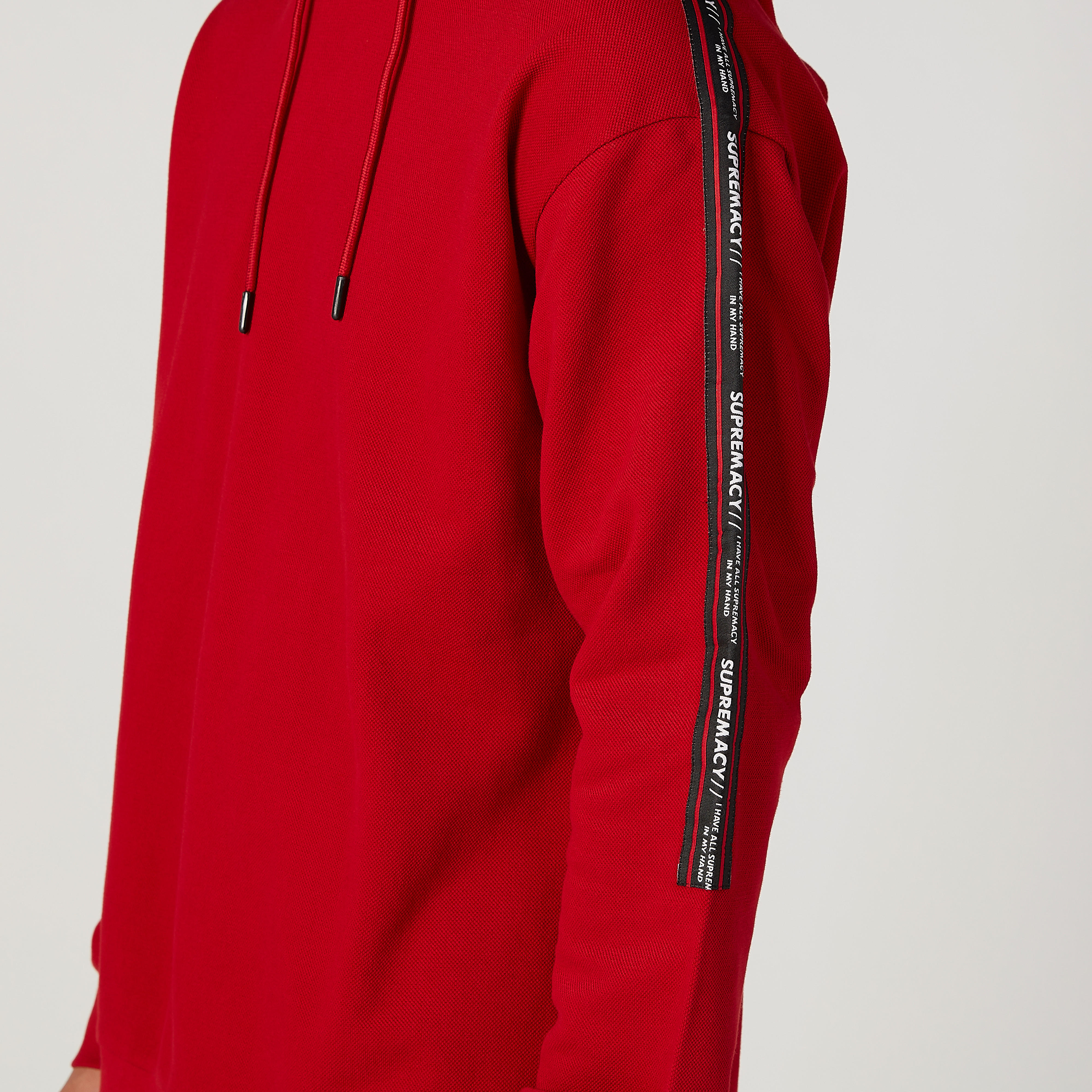 سويت شيرت بأكمام طويلة وقبعة وطبعات-men-winterwear-hoodiesandsweatshirts-image-3