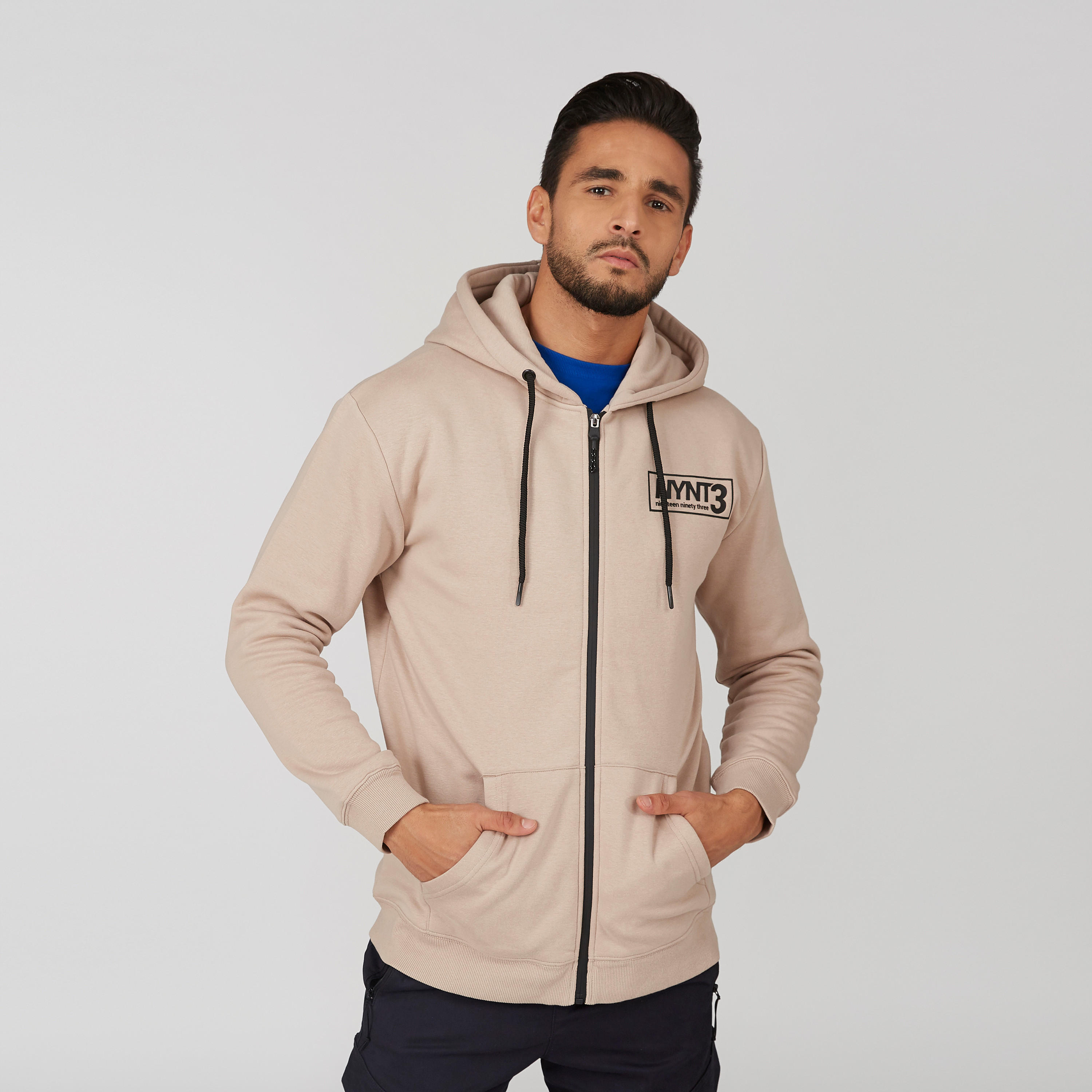 جاكيت بقبّعة وأكمام طويلة وجيوب وطبعات-men-clothing-jacketsandblazers-jackets-image-5