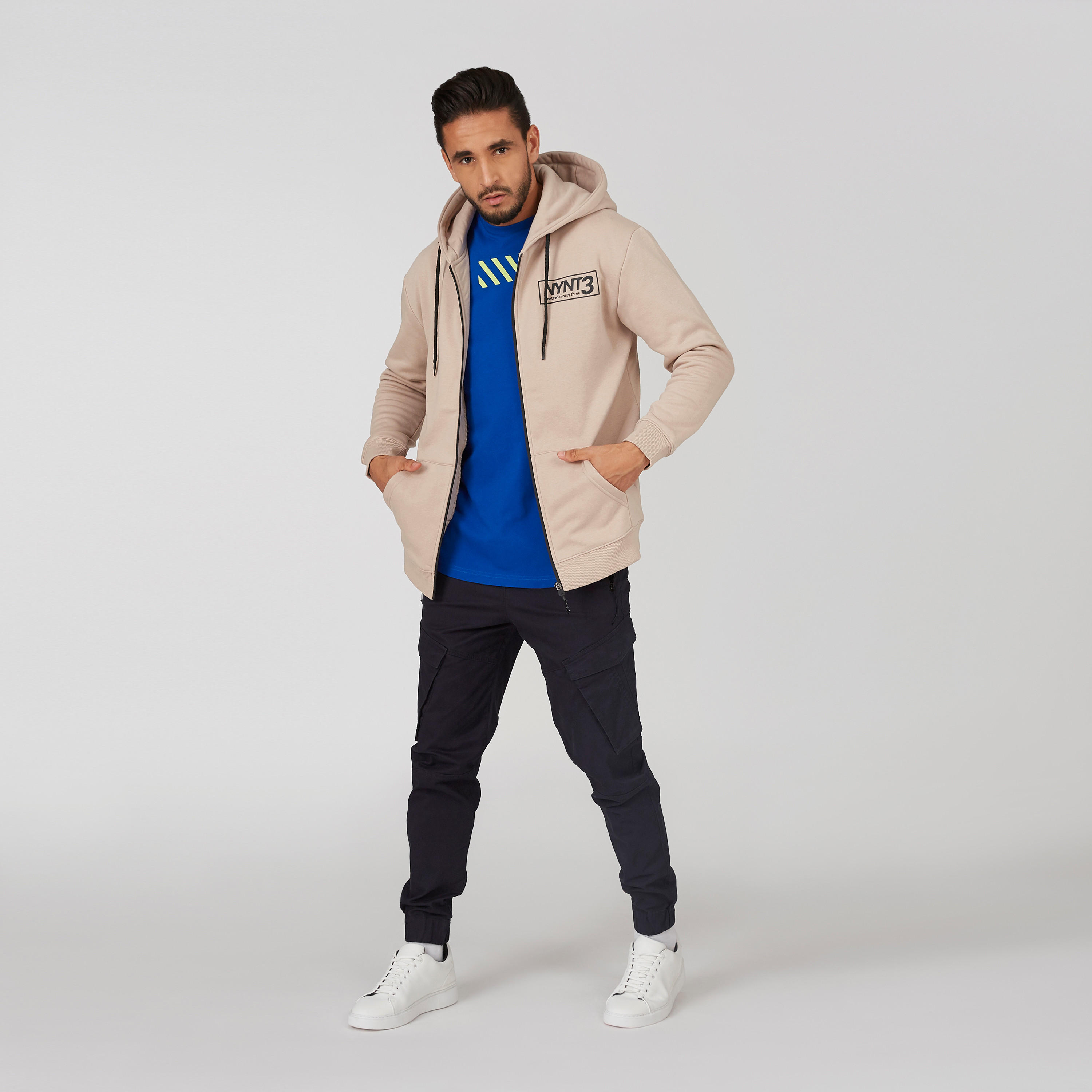 جاكيت بقبّعة وأكمام طويلة وجيوب وطبعات-men-clothing-jacketsandblazers-jackets-image-3