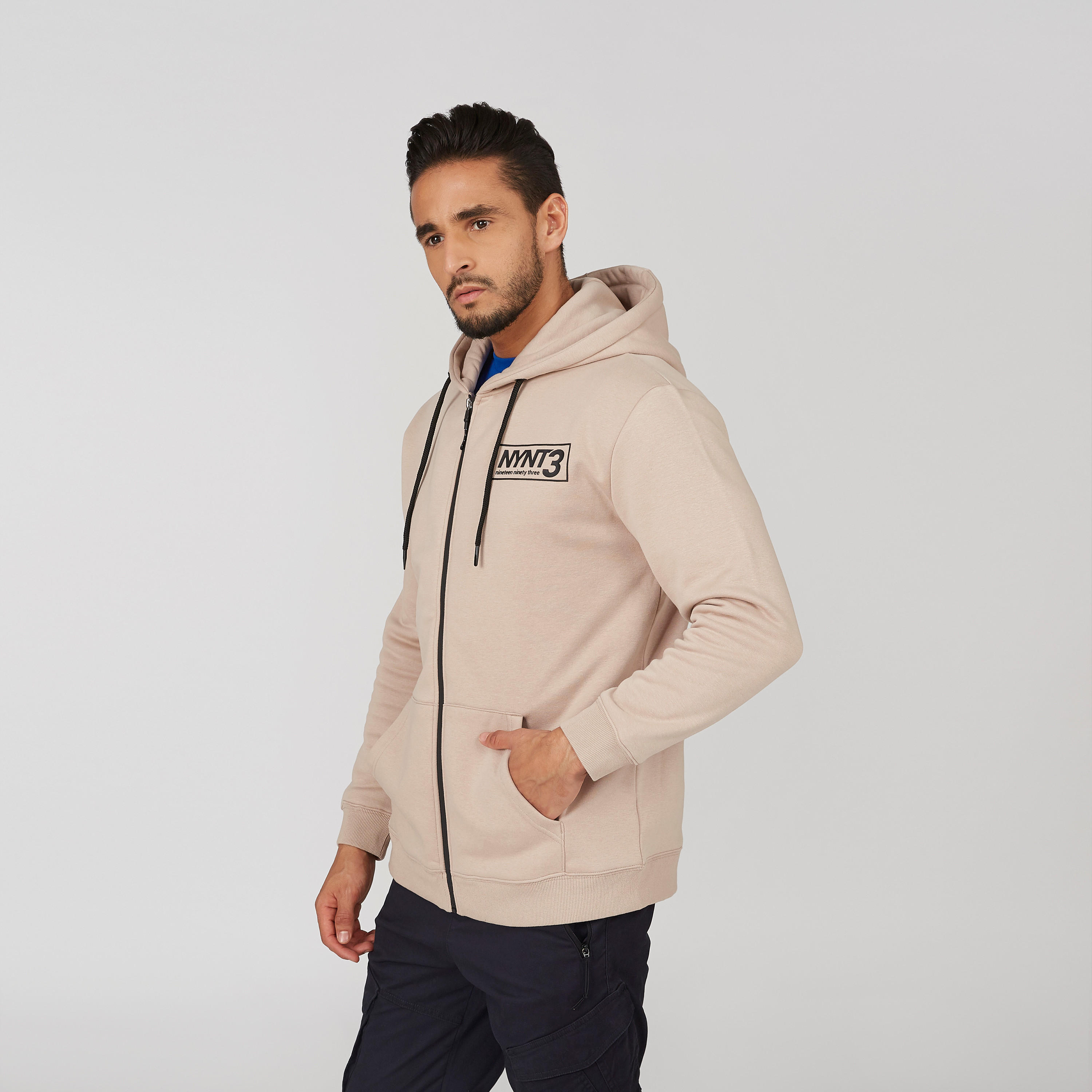 جاكيت بقبّعة وأكمام طويلة وجيوب وطبعات-men-clothing-jacketsandblazers-jackets-image-2