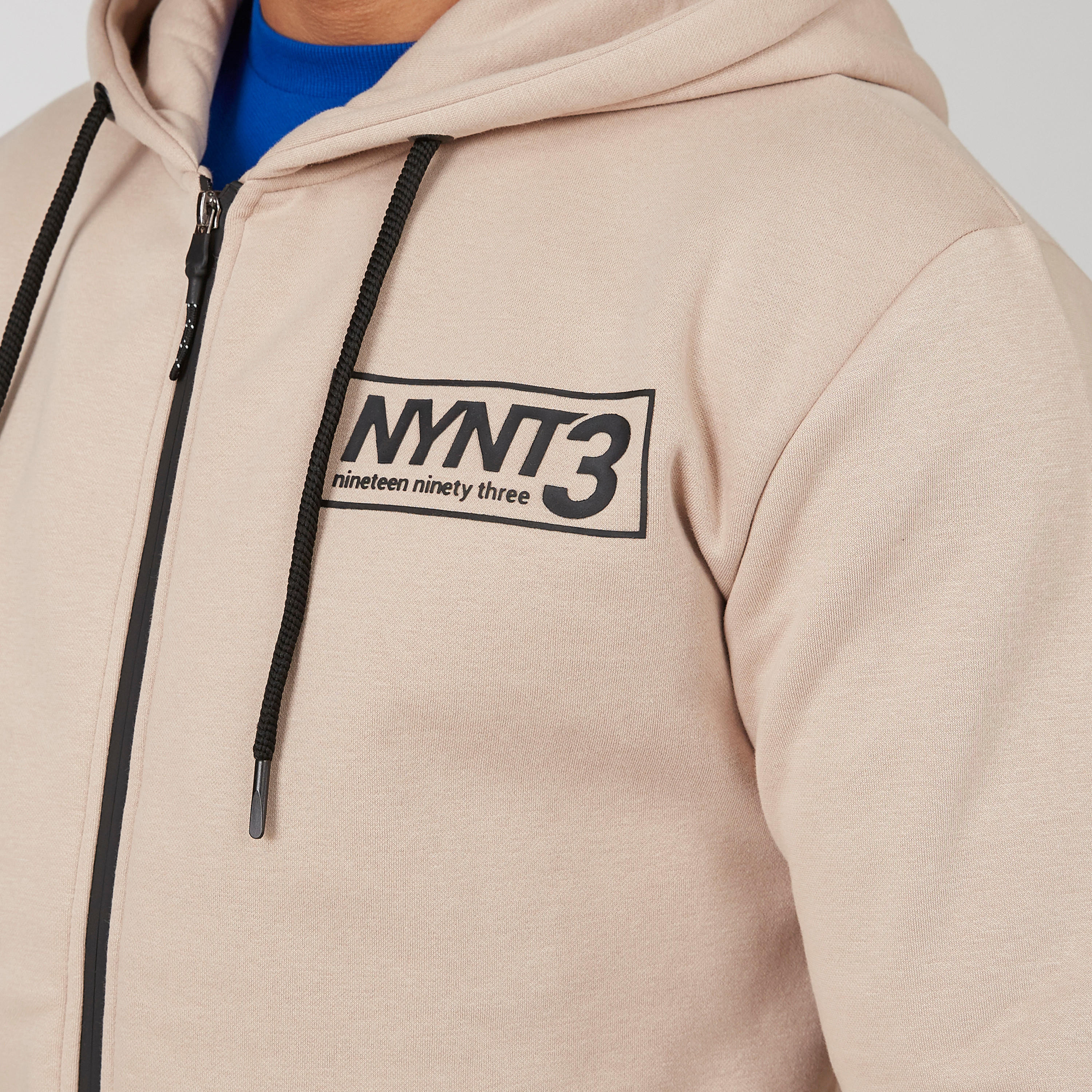 جاكيت بقبّعة وأكمام طويلة وجيوب وطبعات-men-clothing-jacketsandblazers-jackets-image-1