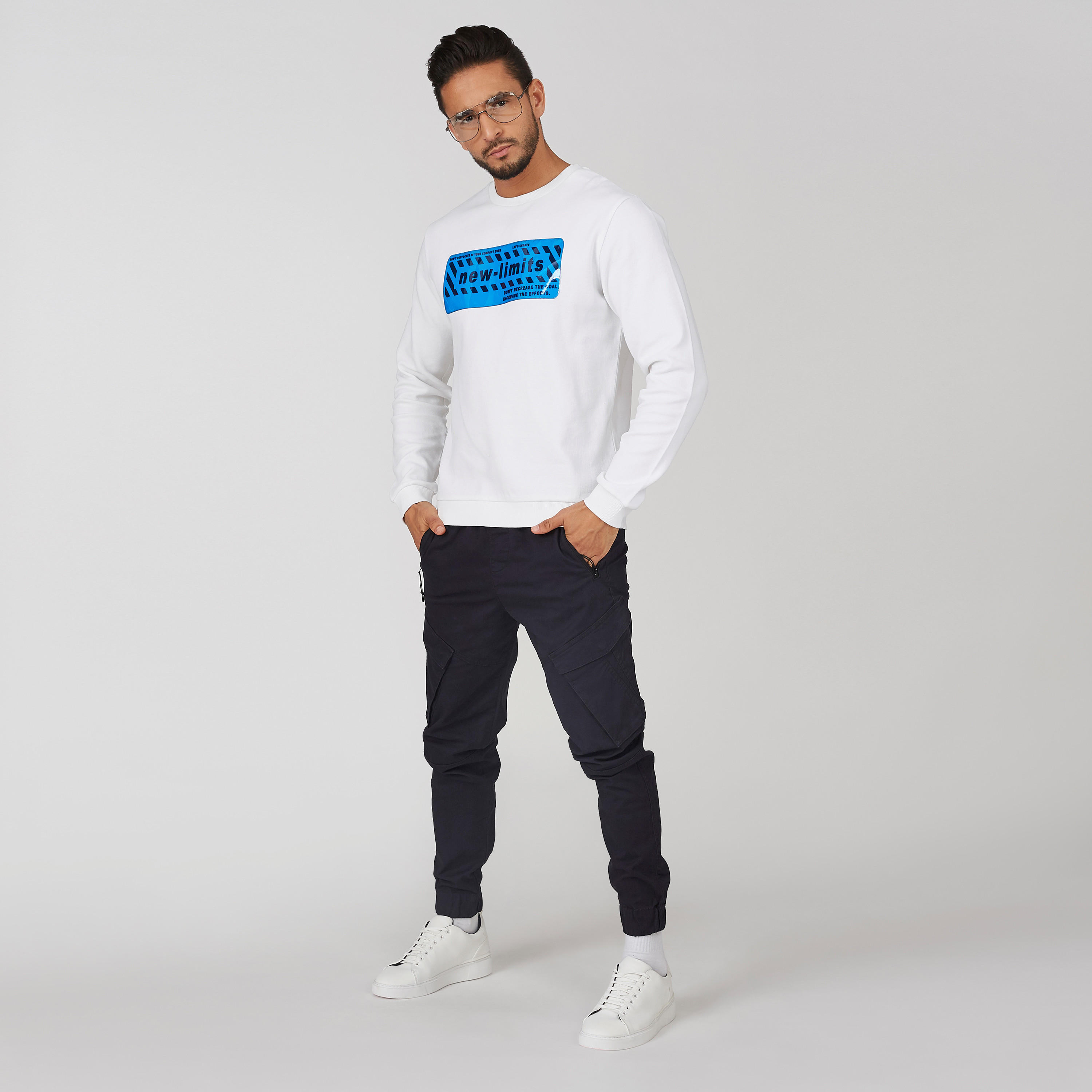 سويت شيرت بياقة ضيّقة وأكمام طويلة وطبعات-men-winterwear-hoodiesandsweatshirts-image-1