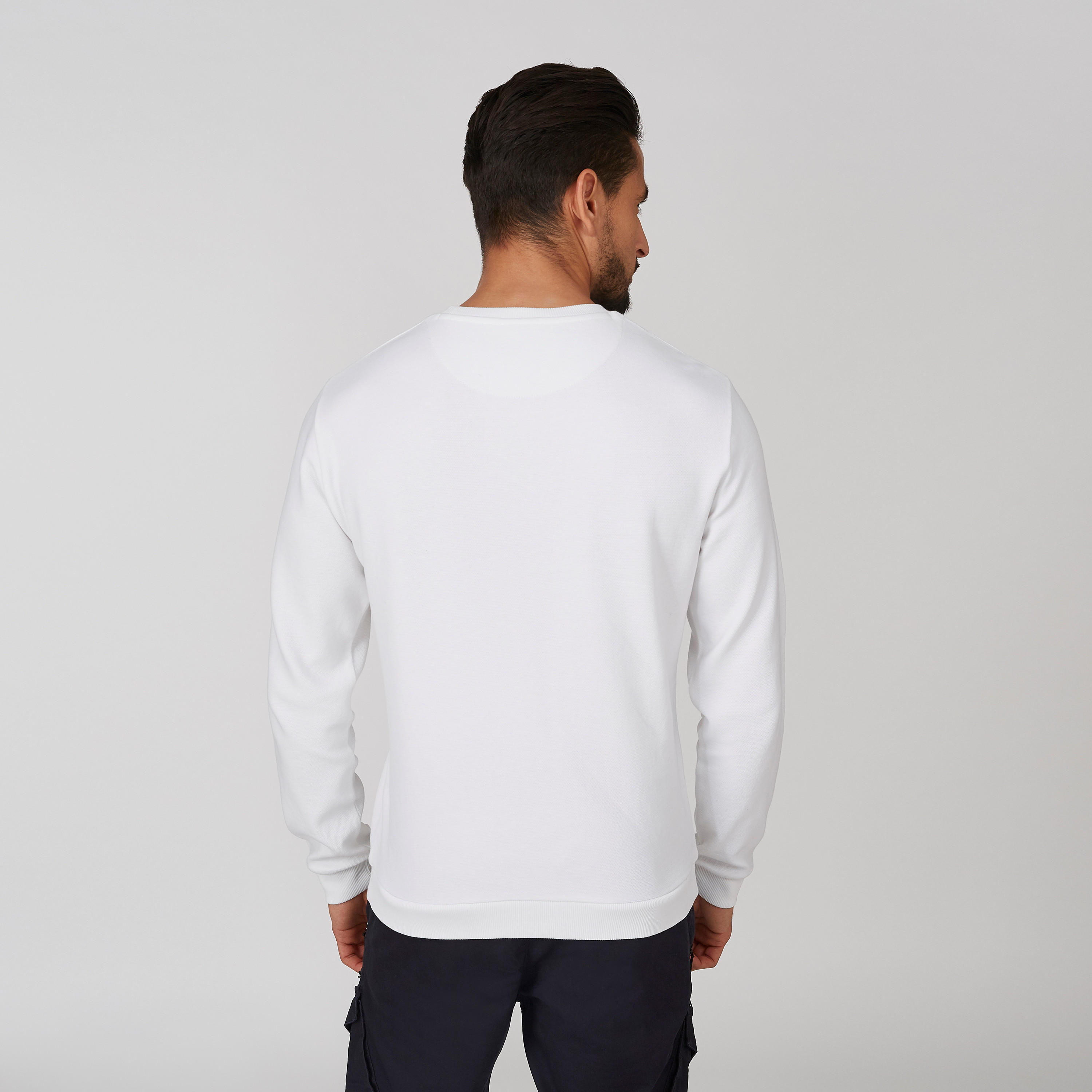 سويت شيرت بياقة ضيّقة وأكمام طويلة وطبعات-men-winterwear-hoodiesandsweatshirts-image-2