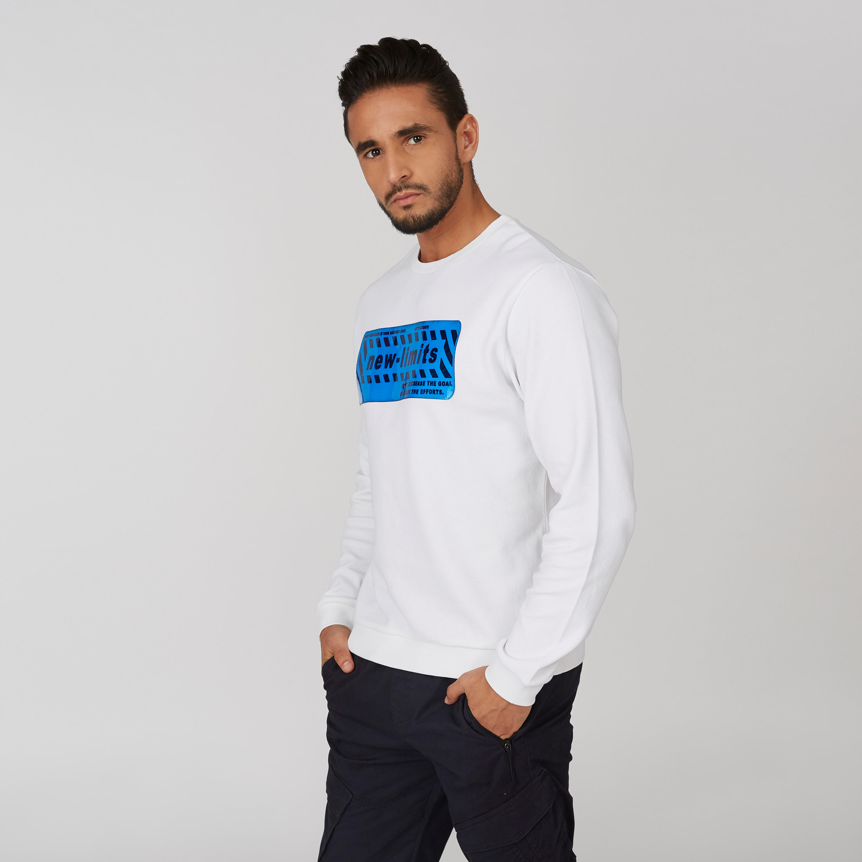سويت شيرت بياقة ضيّقة وأكمام طويلة وطبعات-men-winterwear-hoodiesandsweatshirts-image-3