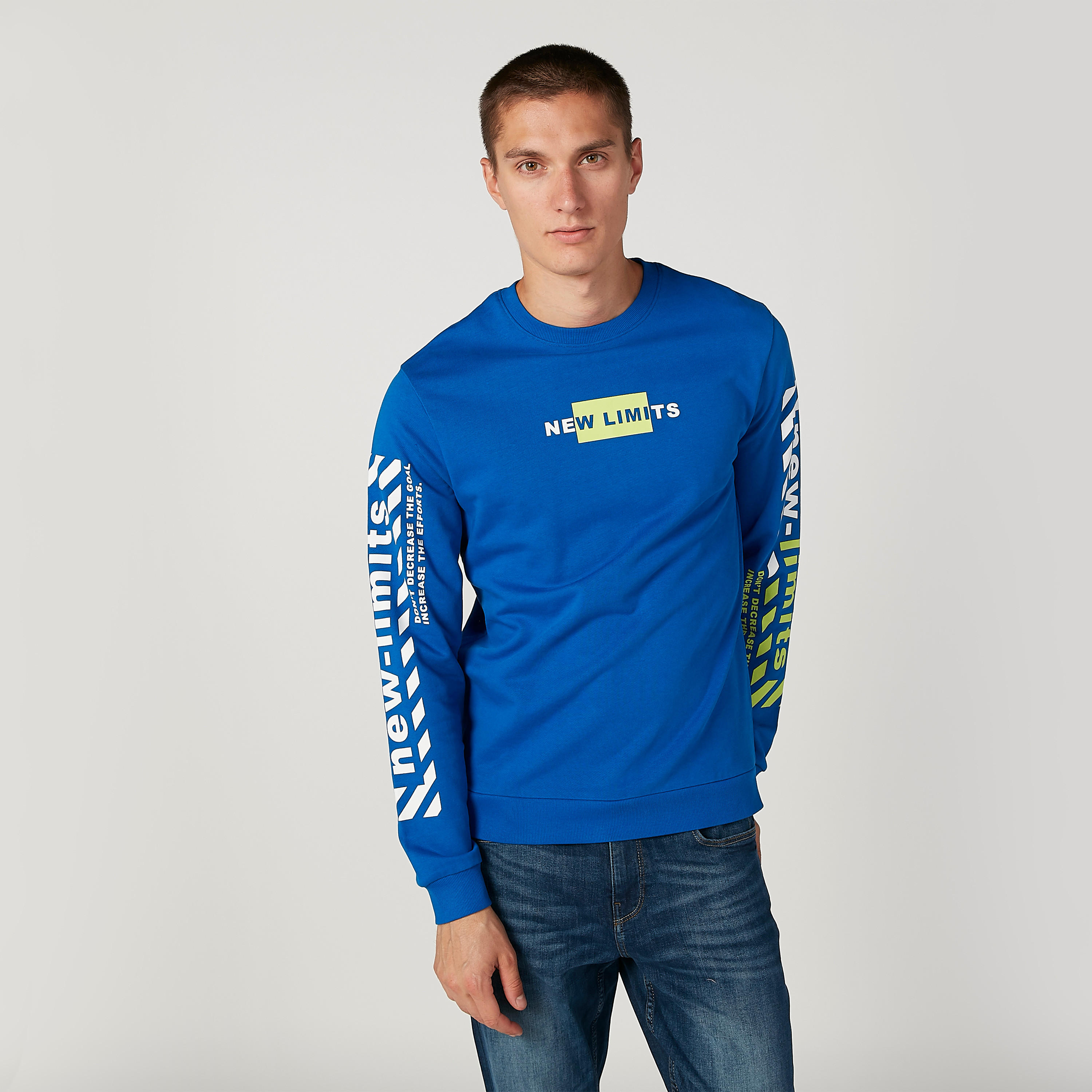 سويت شيرت بياقة ضيّقة وأكمام طويلة وطبعات-men-winterwear-hoodiesandsweatshirts-image-5