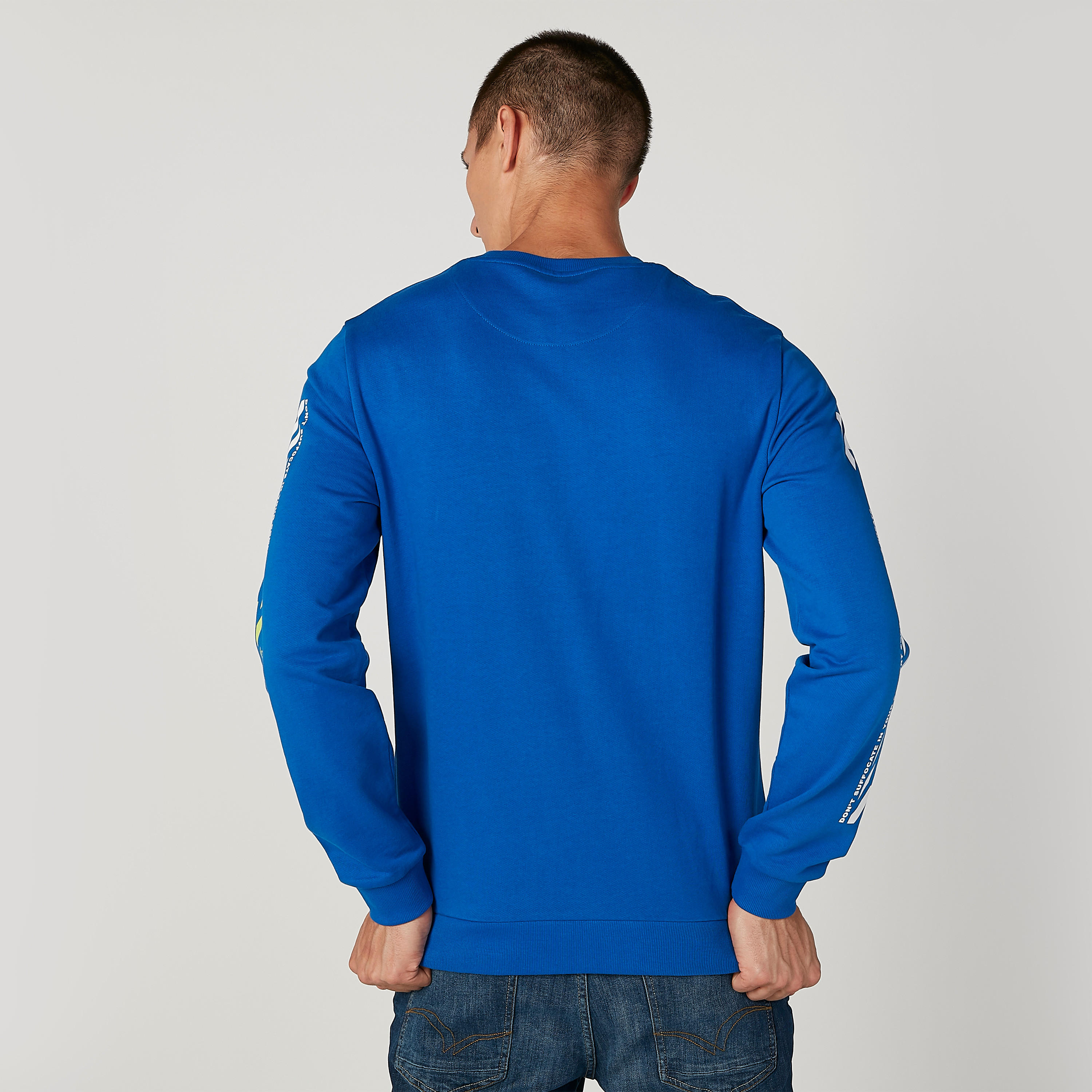 سويت شيرت بياقة ضيّقة وأكمام طويلة وطبعات-men-winterwear-hoodiesandsweatshirts-image-2