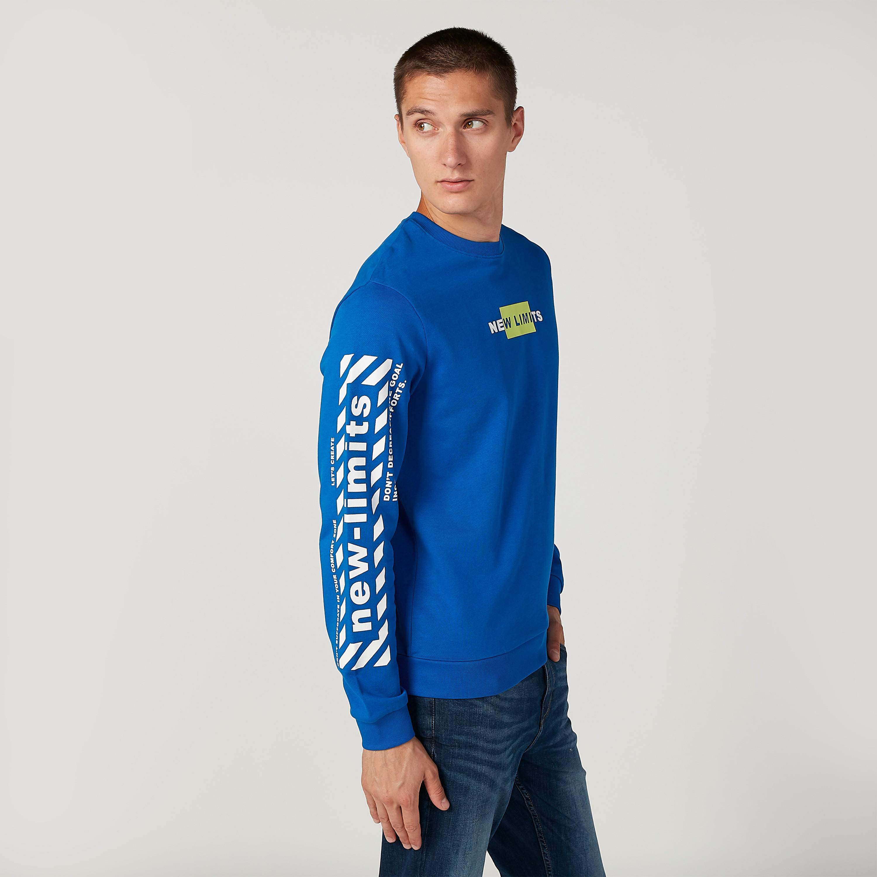 سويت شيرت بياقة ضيّقة وأكمام طويلة وطبعات-men-winterwear-hoodiesandsweatshirts-image-1