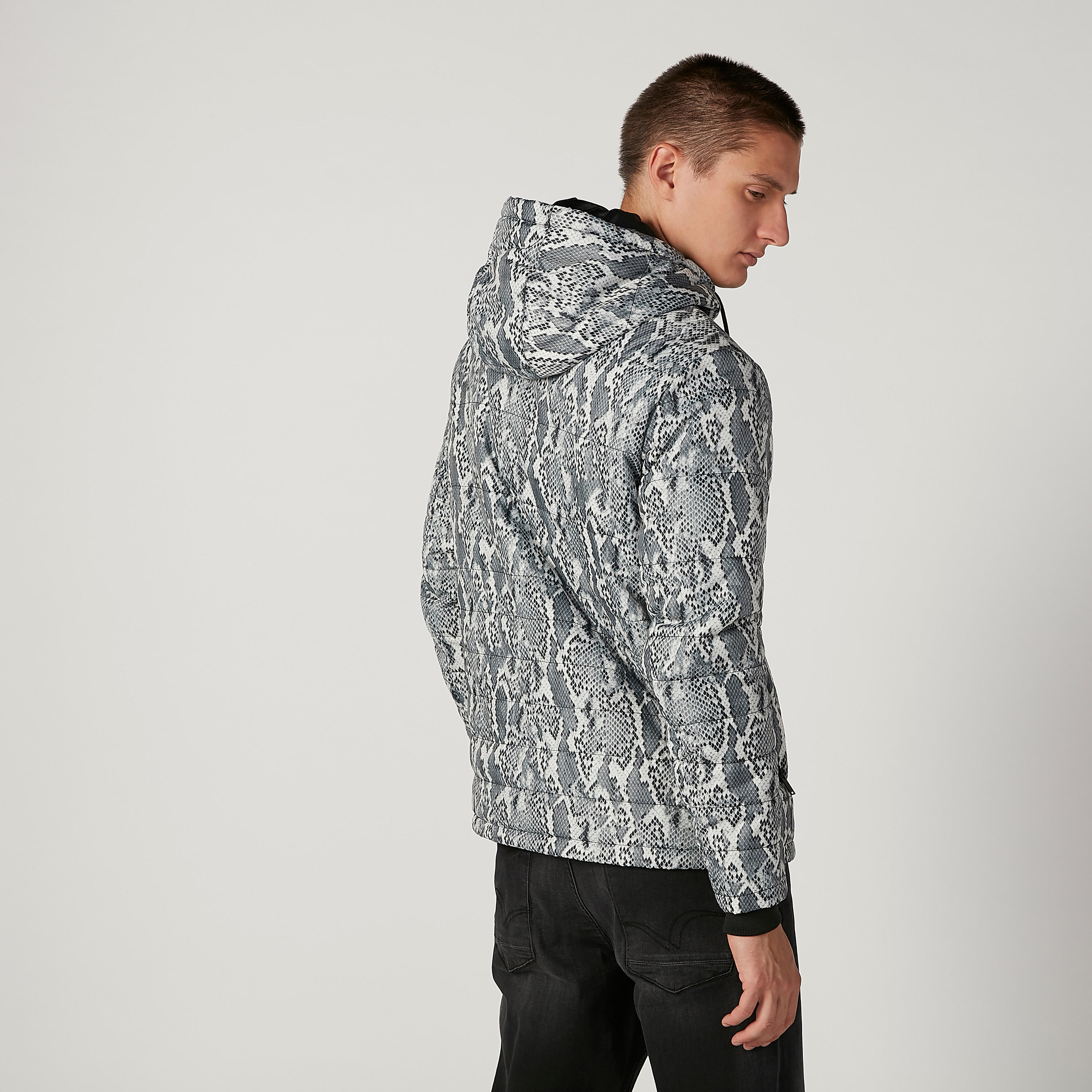 جاكيت باركا بقبّعة وأكمام طويلة وطبعات-men-clothing-jacketsandblazers-jackets-image-2