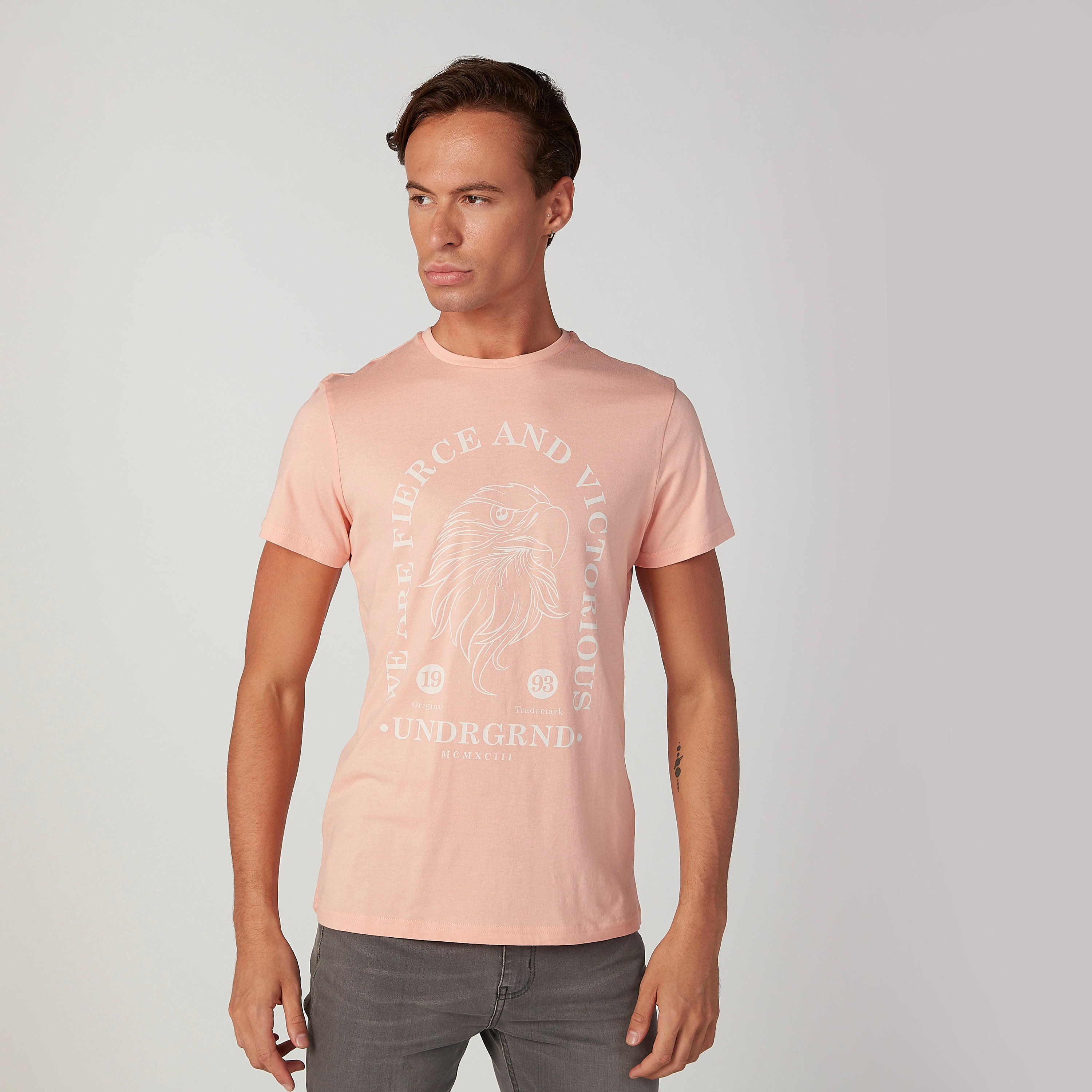 تيشيرت بياقة مستديرة وأكمام قصيرة وطبعات جرافيك-men-clothing-tshirtsandpolos-tshirts-image-1