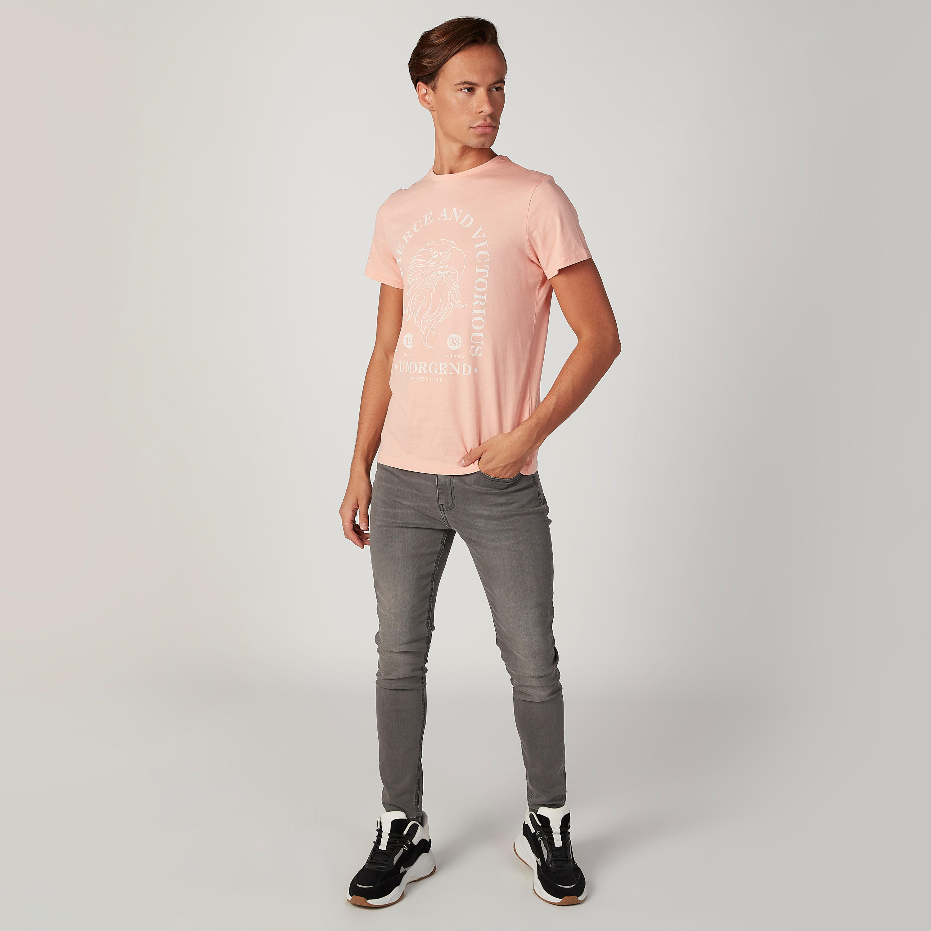 تيشيرت بياقة مستديرة وأكمام قصيرة وطبعات جرافيك-men-clothing-tshirtsandpolos-tshirts-image-2