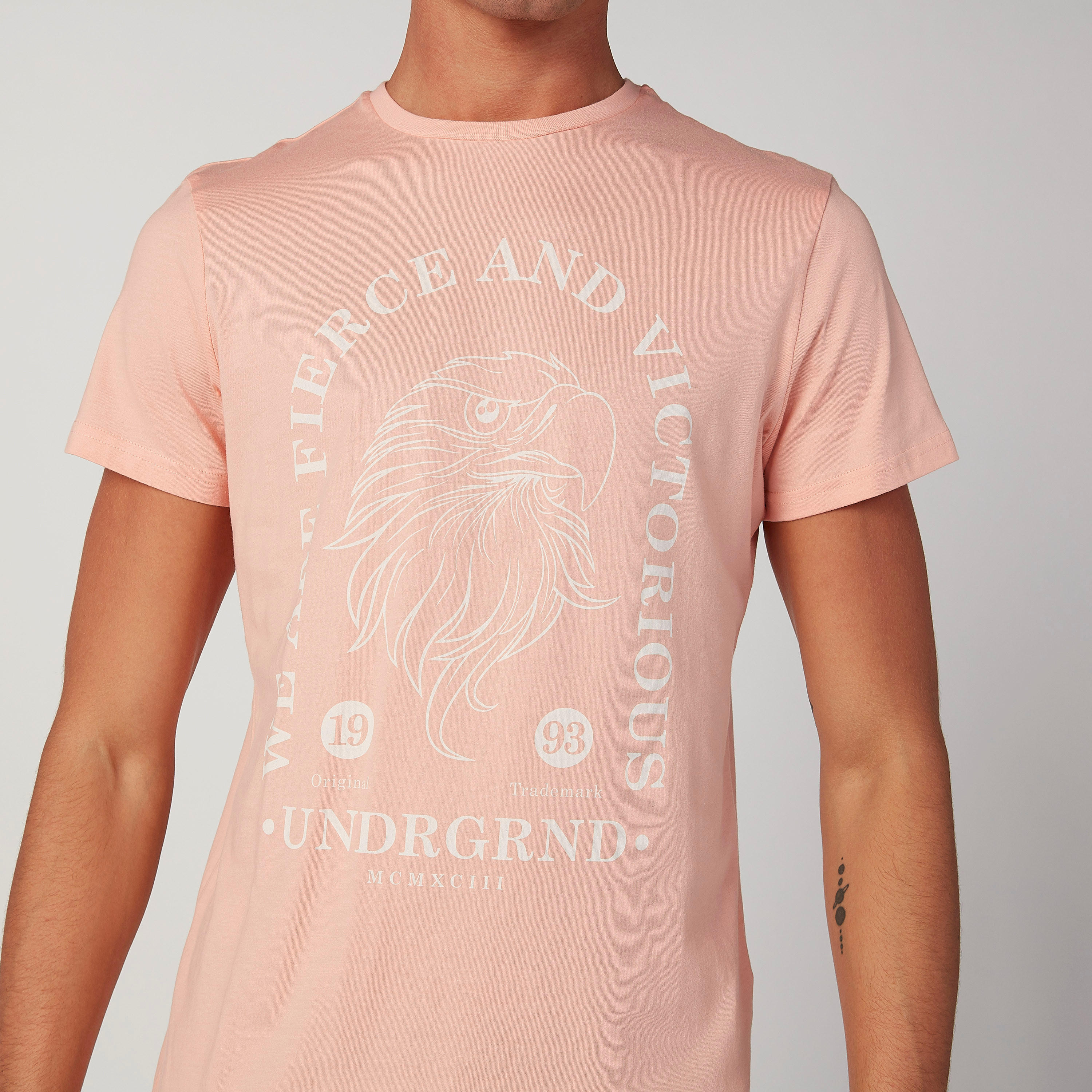 تيشيرت بياقة مستديرة وأكمام قصيرة وطبعات جرافيك-men-clothing-tshirtsandpolos-tshirts-image-3