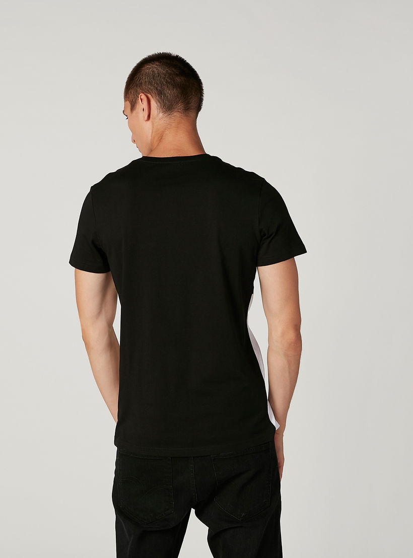 تيشيرت بياقة مستديرة وأكمام قصيرة وطبعات-men-clothing-tshirtsandpolos-tshirts-image-1