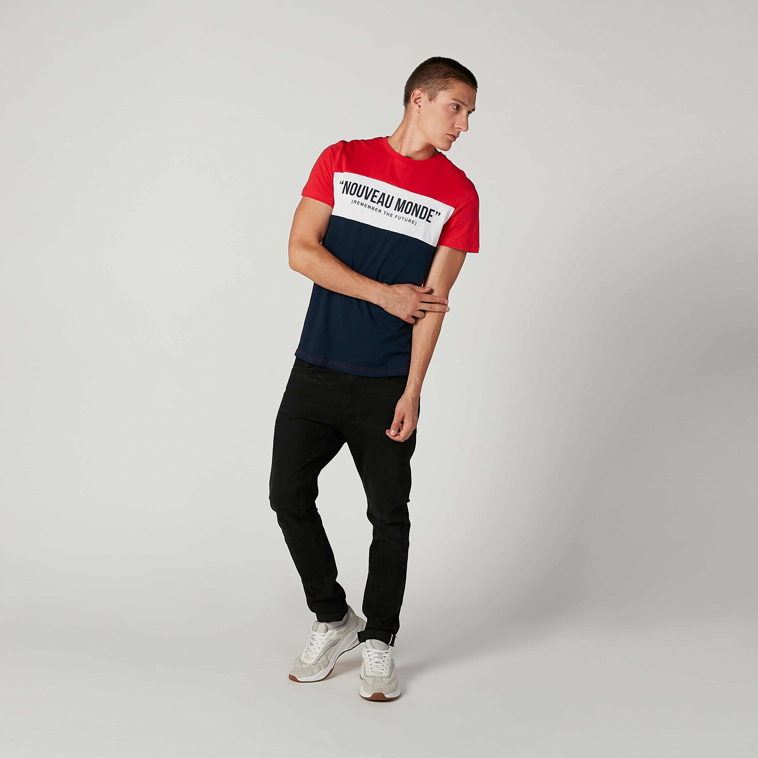 تيشيرت بياقة مستديرة وأكمام قصيرة وطبعات-men-clothing-tshirtsandpolos-tshirts-image-2