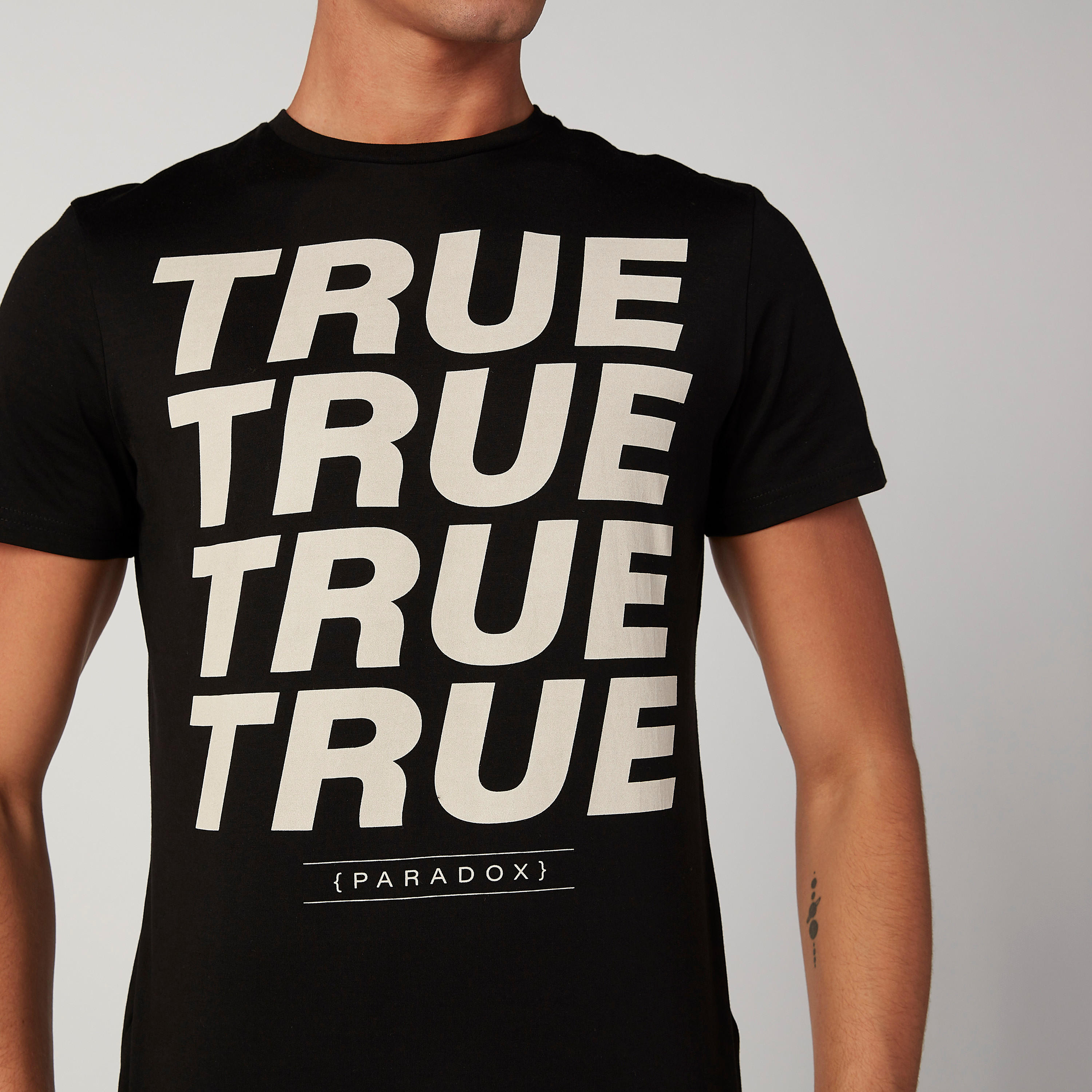 تيشيرت بياقة مستديرة وأكمام قصيرة وطبعات-men-clothing-tshirtsandpolos-tshirts-image-2
