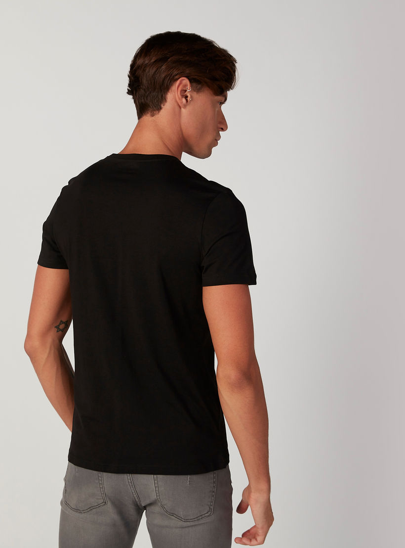 تيشيرت بياقة مستديرة وأكمام قصيرة وطبعات-men-clothing-tshirtsandpolos-tshirts-image-1