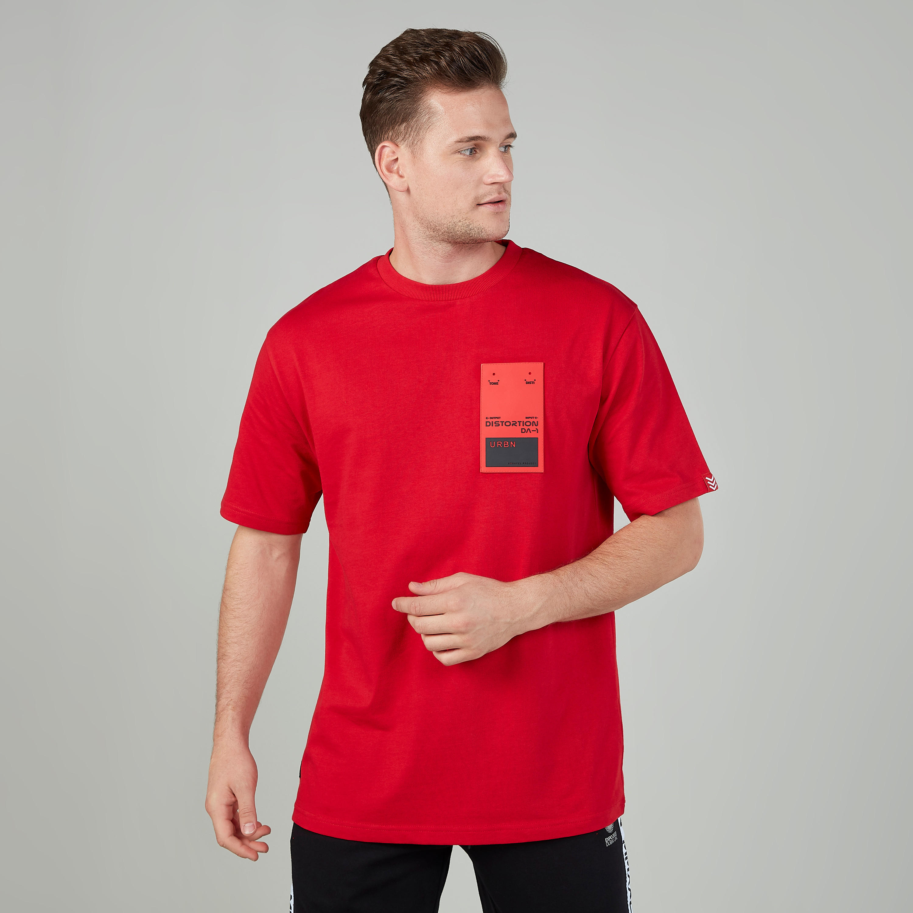 تيشيرت سليم بياقة ضيّقة وأكمام قصيرة وطبعات-men-clothing-tshirtsandpolos-tshirts-image-1