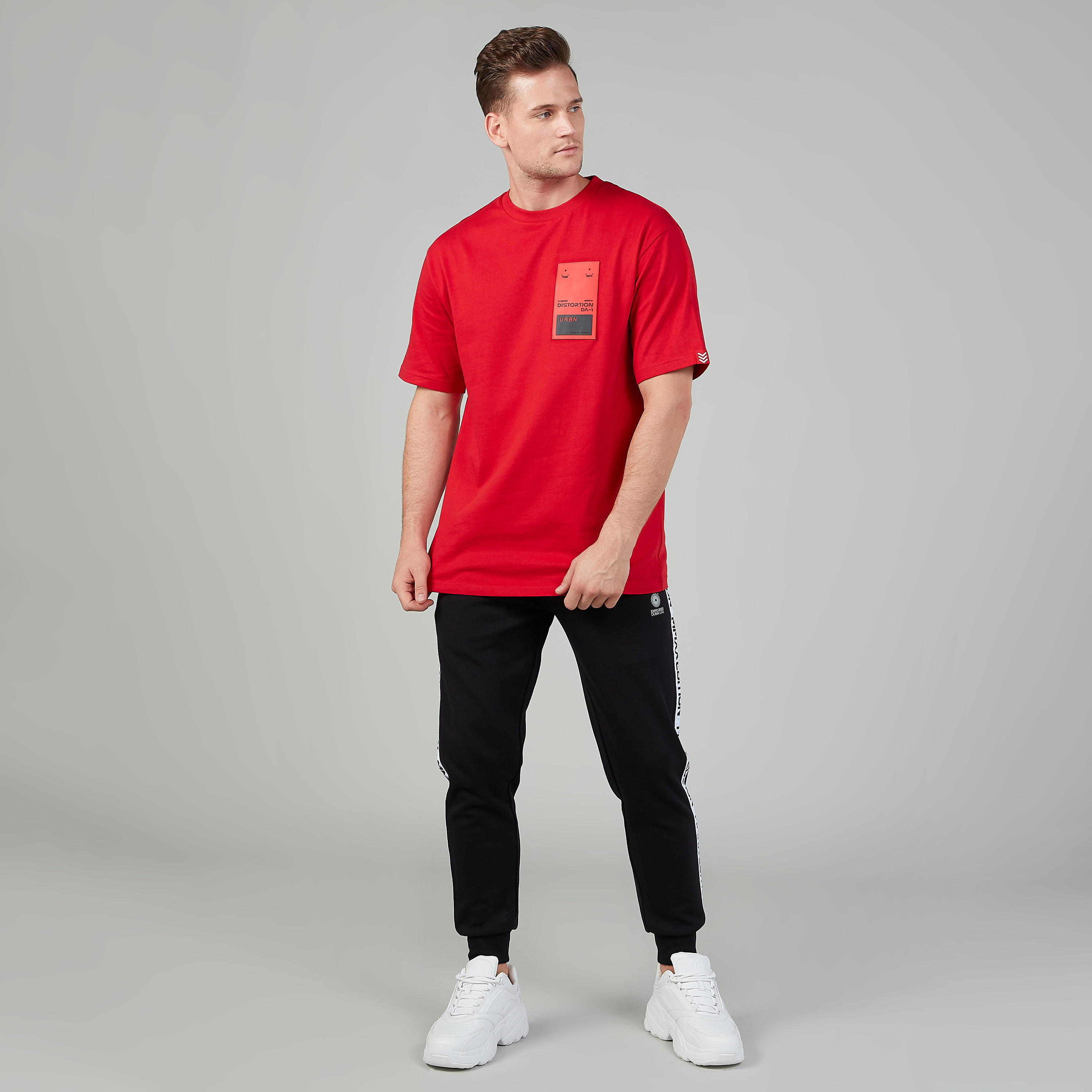 تيشيرت سليم بياقة ضيّقة وأكمام قصيرة وطبعات-men-clothing-tshirtsandpolos-tshirts-image-2