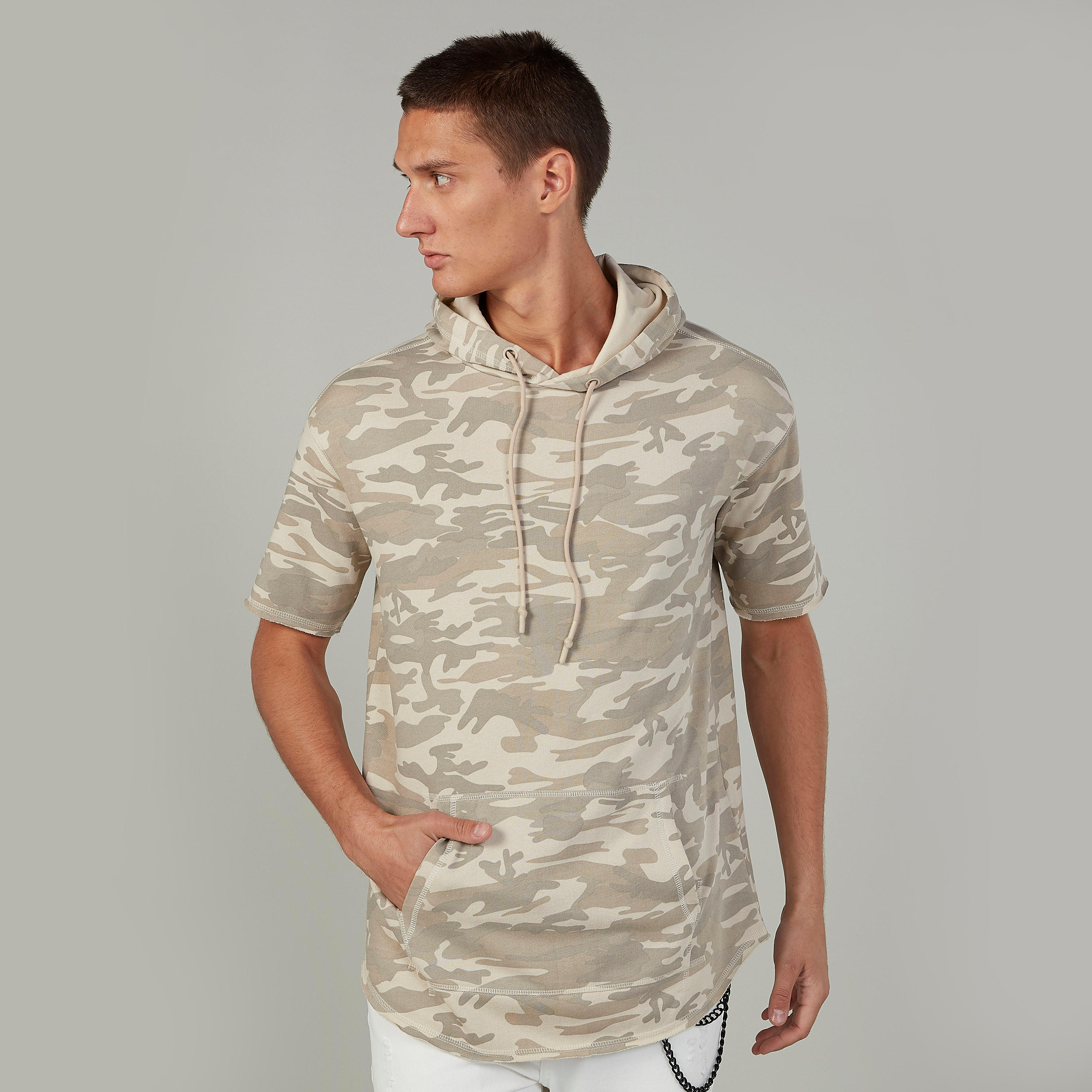 تيشيرت سليم بقبّعة وجيوب الكنغر وطبعات مموهّة-men-clothing-tshirtsandpolos-tshirts-image-6