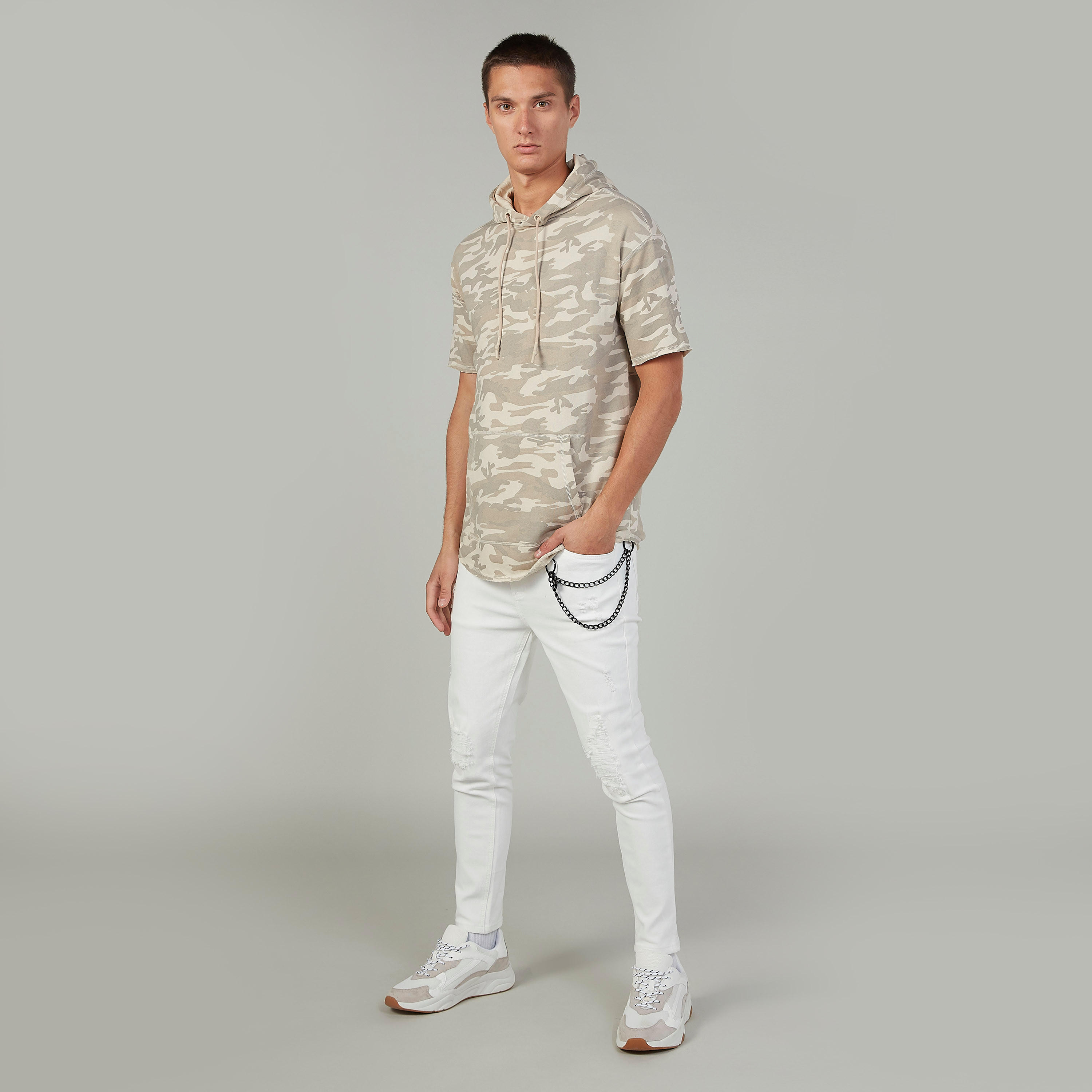 تيشيرت سليم بقبّعة وجيوب الكنغر وطبعات مموهّة-men-clothing-tshirtsandpolos-tshirts-image-7