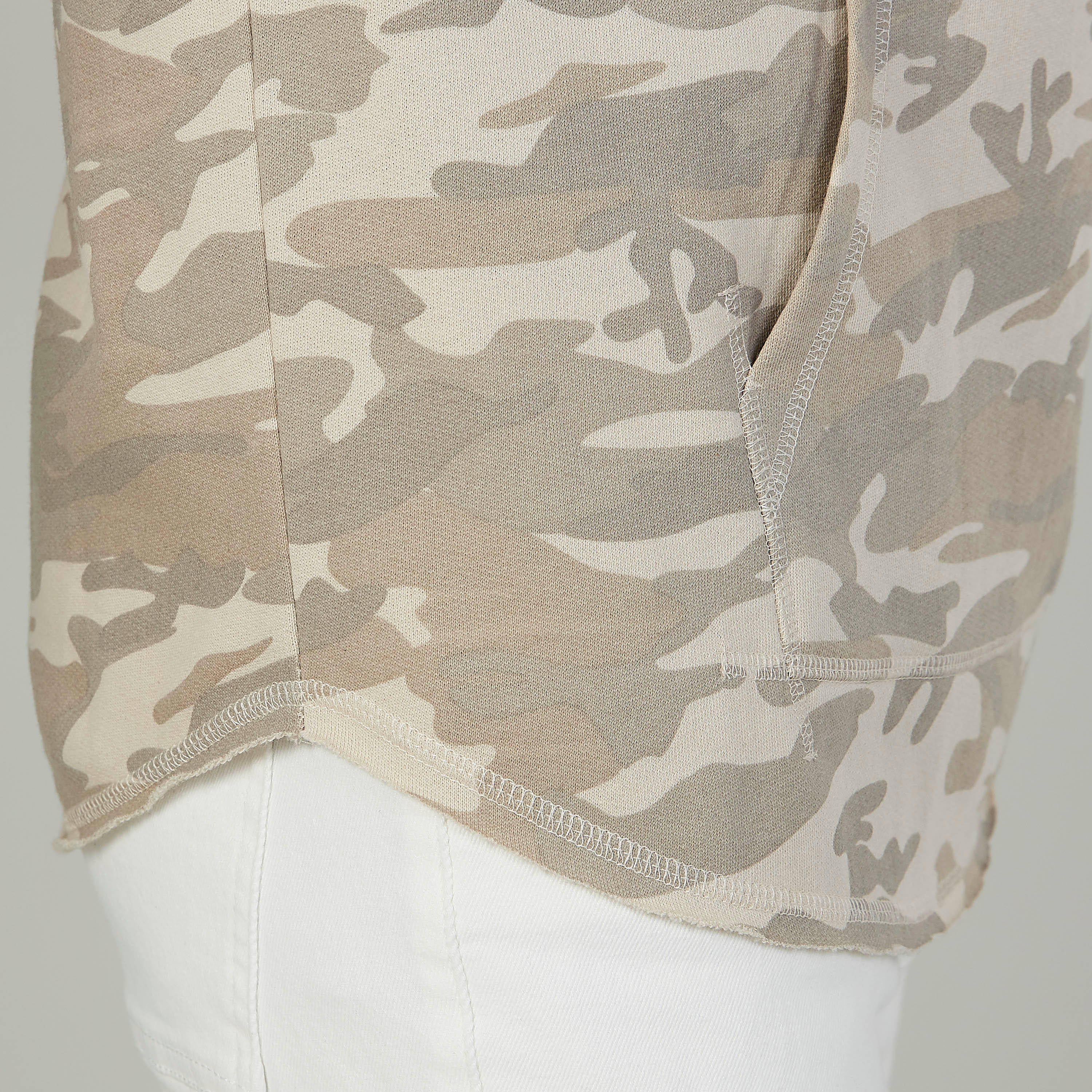 تيشيرت سليم بقبّعة وجيوب الكنغر وطبعات مموهّة-men-clothing-tshirtsandpolos-tshirts-image-8