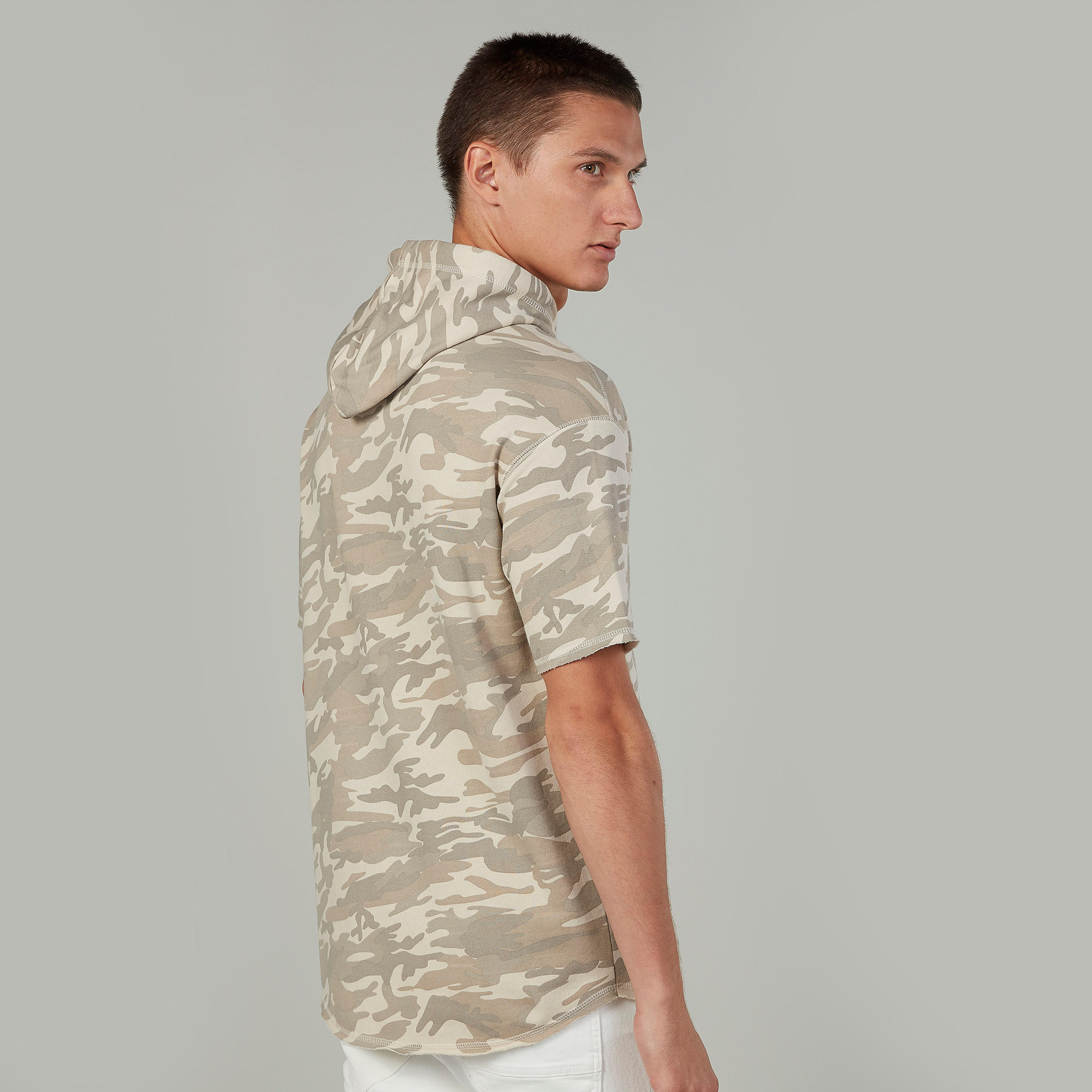 تيشيرت سليم بقبّعة وجيوب الكنغر وطبعات مموهّة-men-clothing-tshirtsandpolos-tshirts-image-9