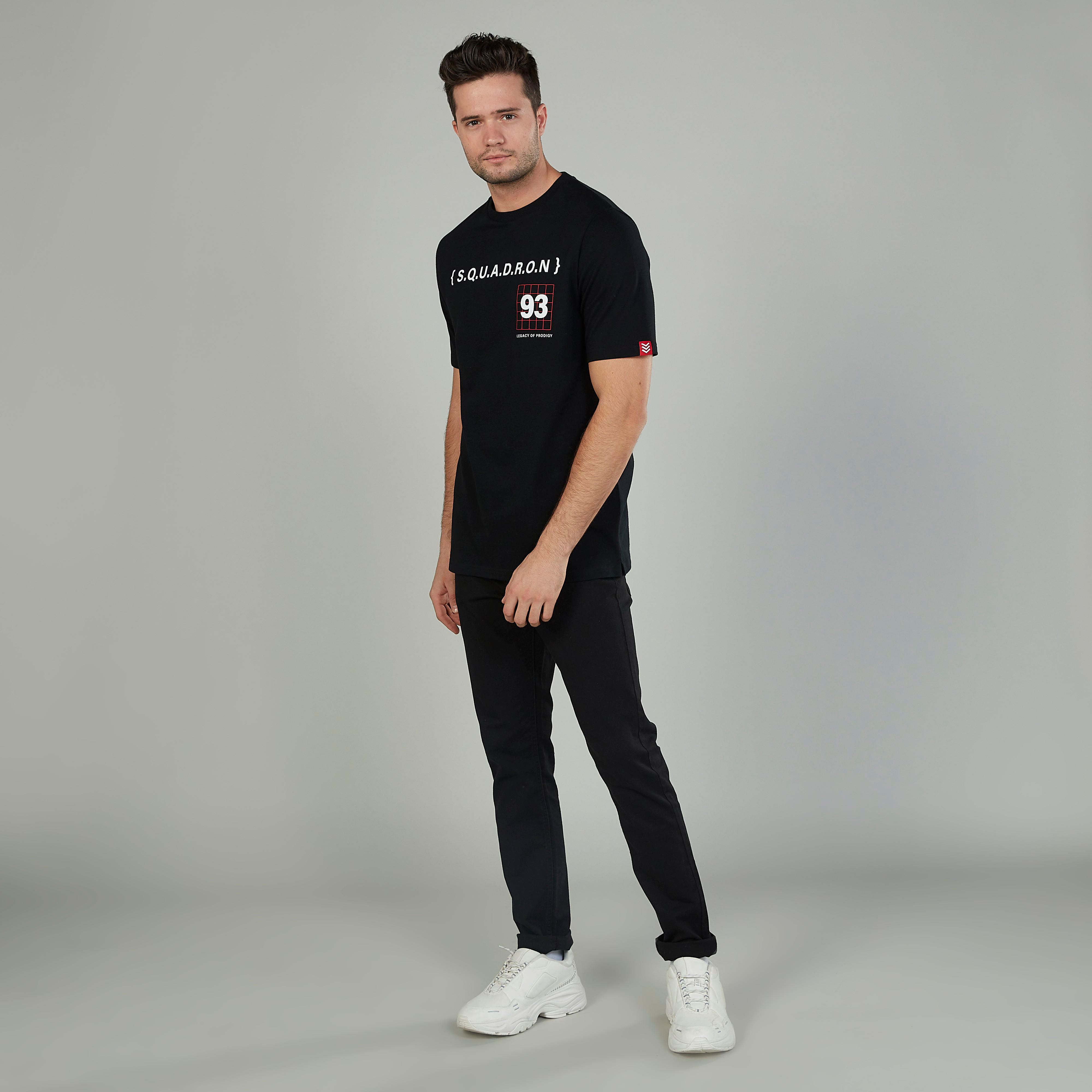 تيشيرت سليم بياقة ضيّقة وأكمام قصيرة وطبعات-men-clothing-tshirtsandpolos-tshirts-image-2