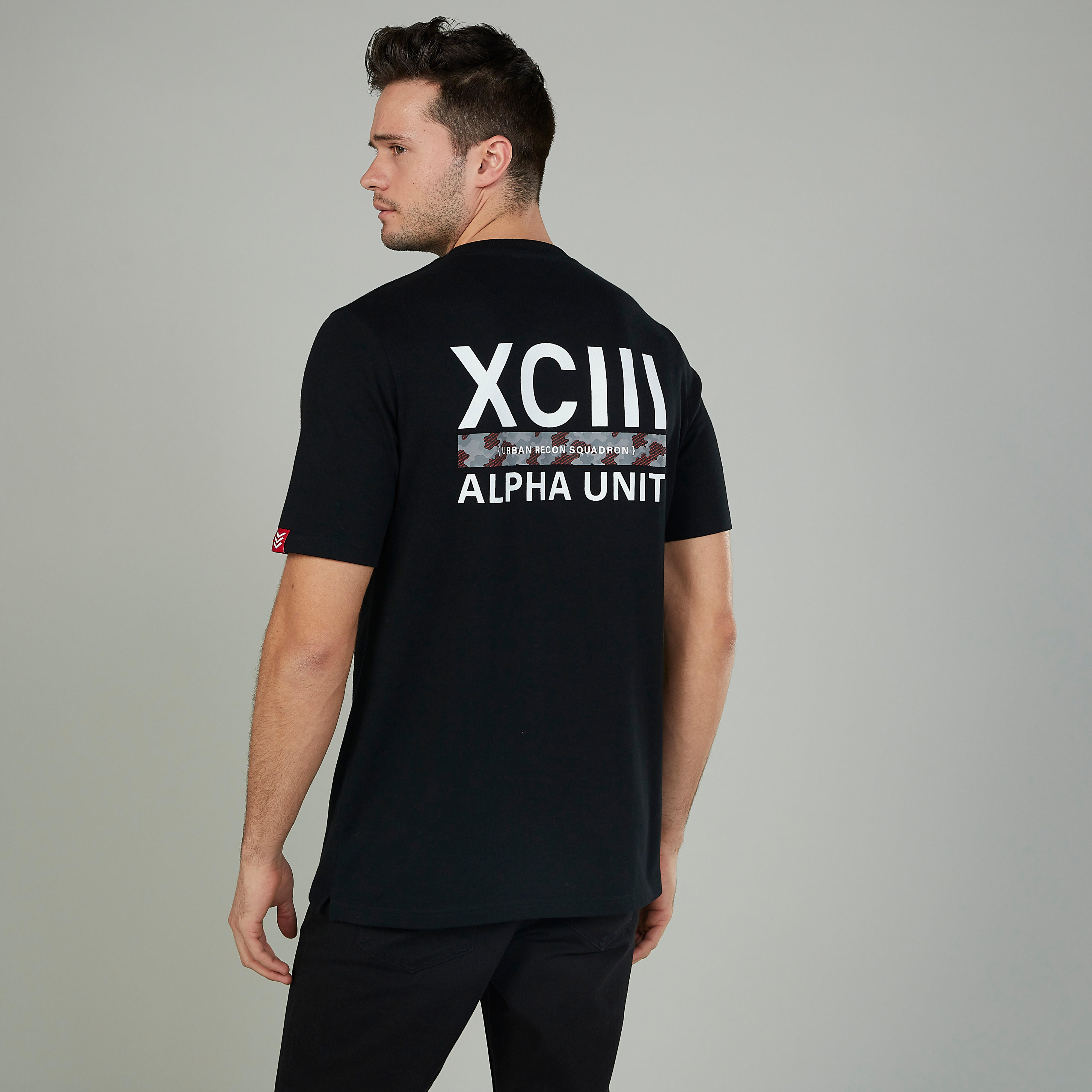 تيشيرت سليم بياقة ضيّقة وأكمام قصيرة وطبعات-men-clothing-tshirtsandpolos-tshirts-image-4