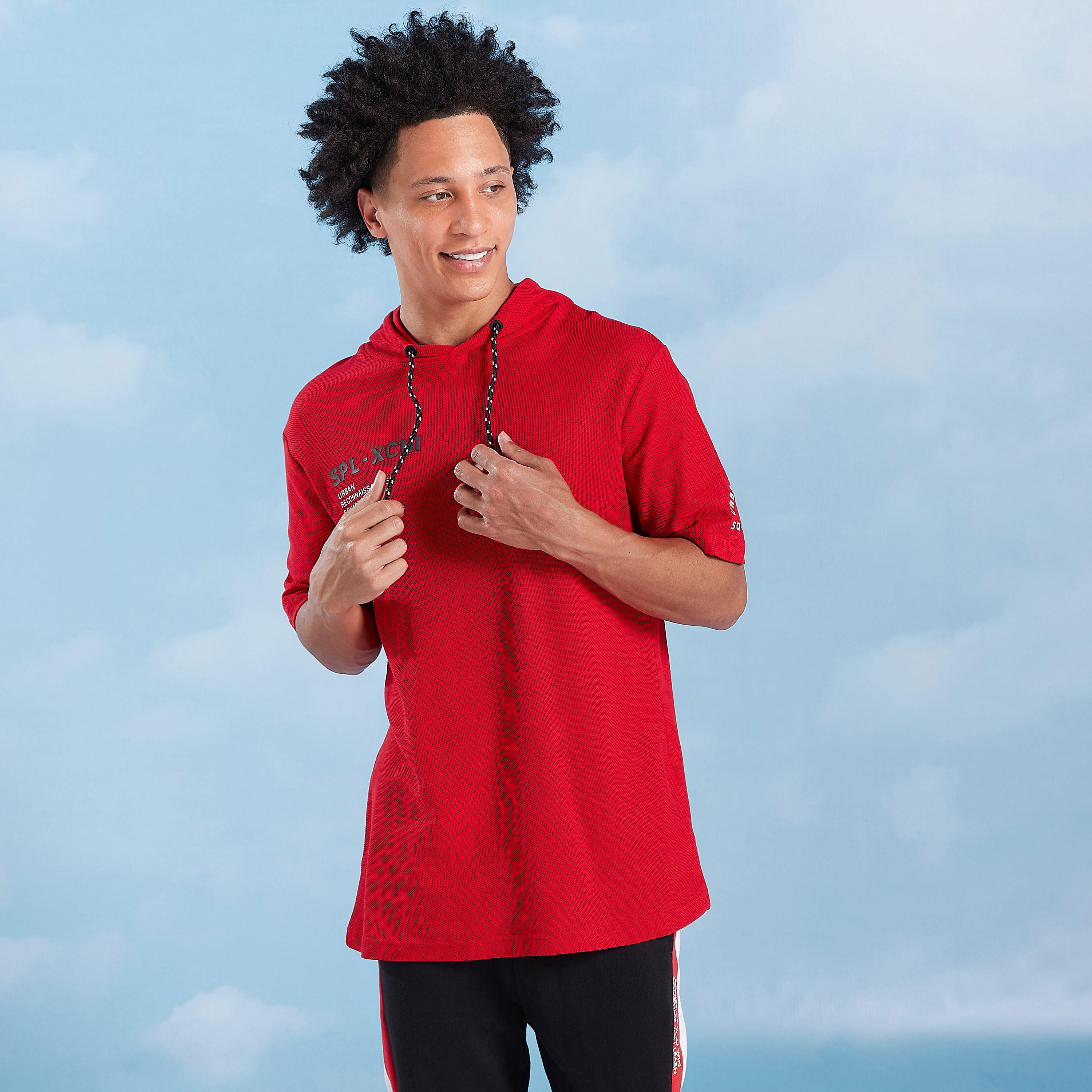 تيشيرت سليم بقبّعة وأكمام قصيرة وطبعات-men-clothing-tshirtsandpolos-tshirts-image-1