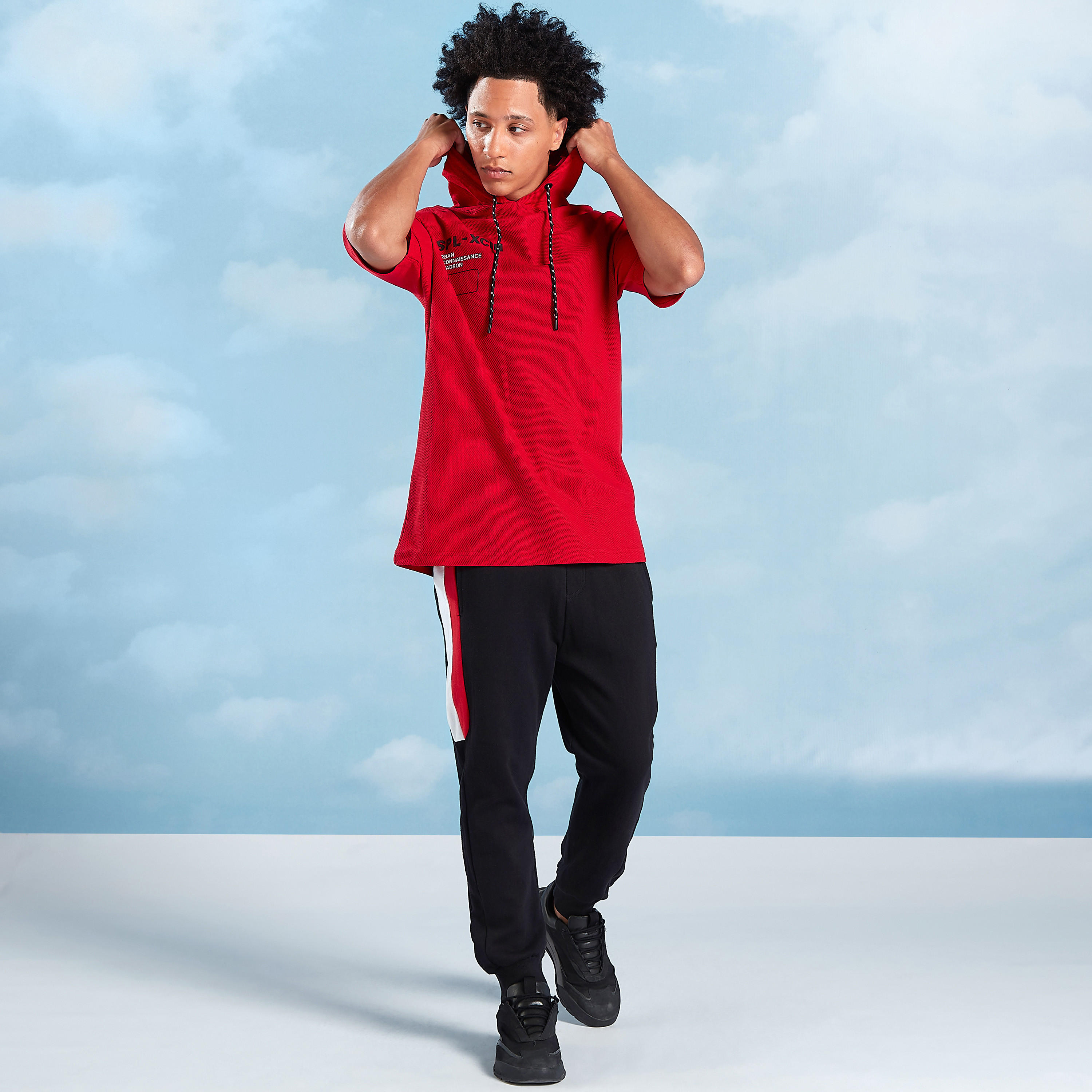 تيشيرت سليم بقبّعة وأكمام قصيرة وطبعات-men-clothing-tshirtsandpolos-tshirts-image-2