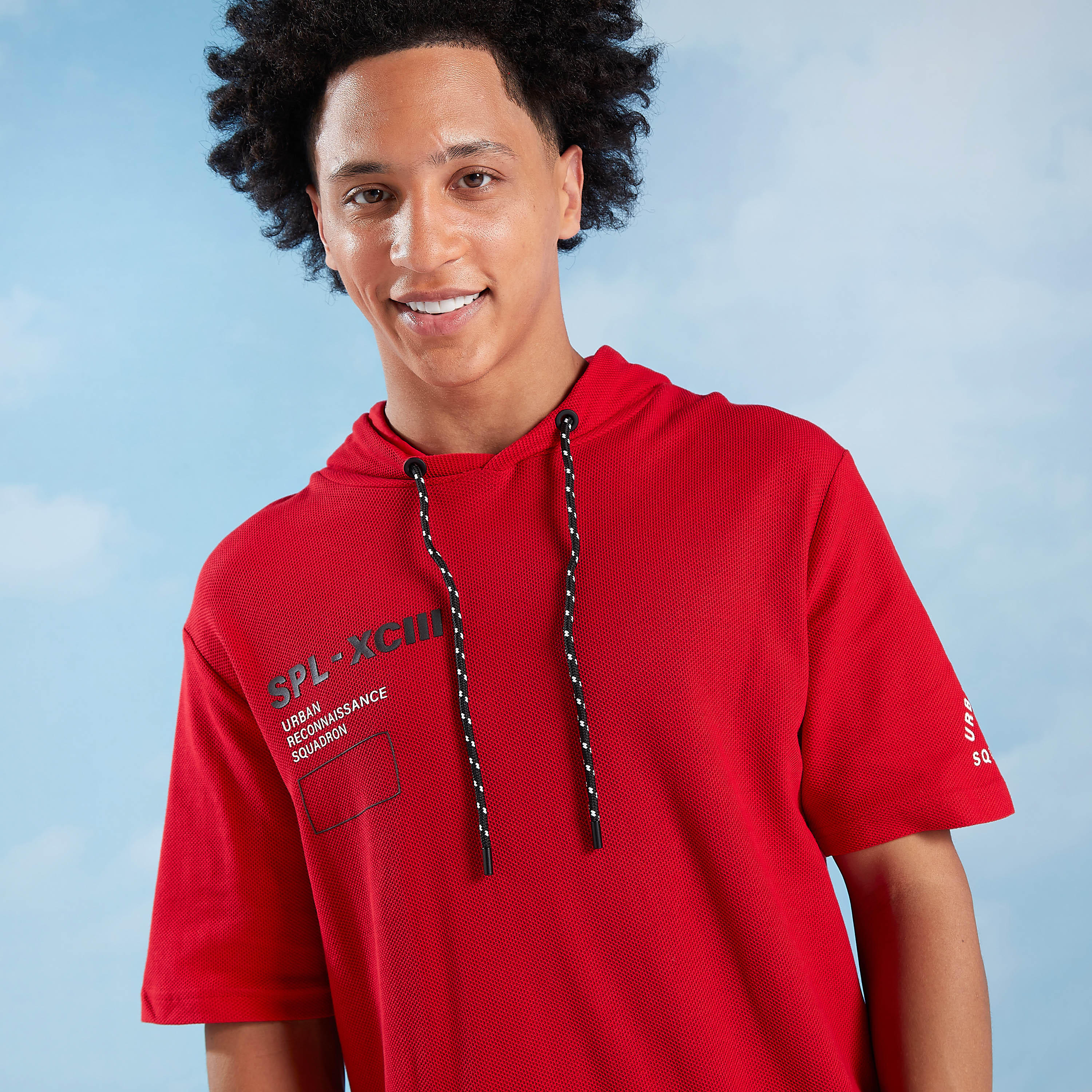 تيشيرت سليم بقبّعة وأكمام قصيرة وطبعات-men-clothing-tshirtsandpolos-tshirts-image-3