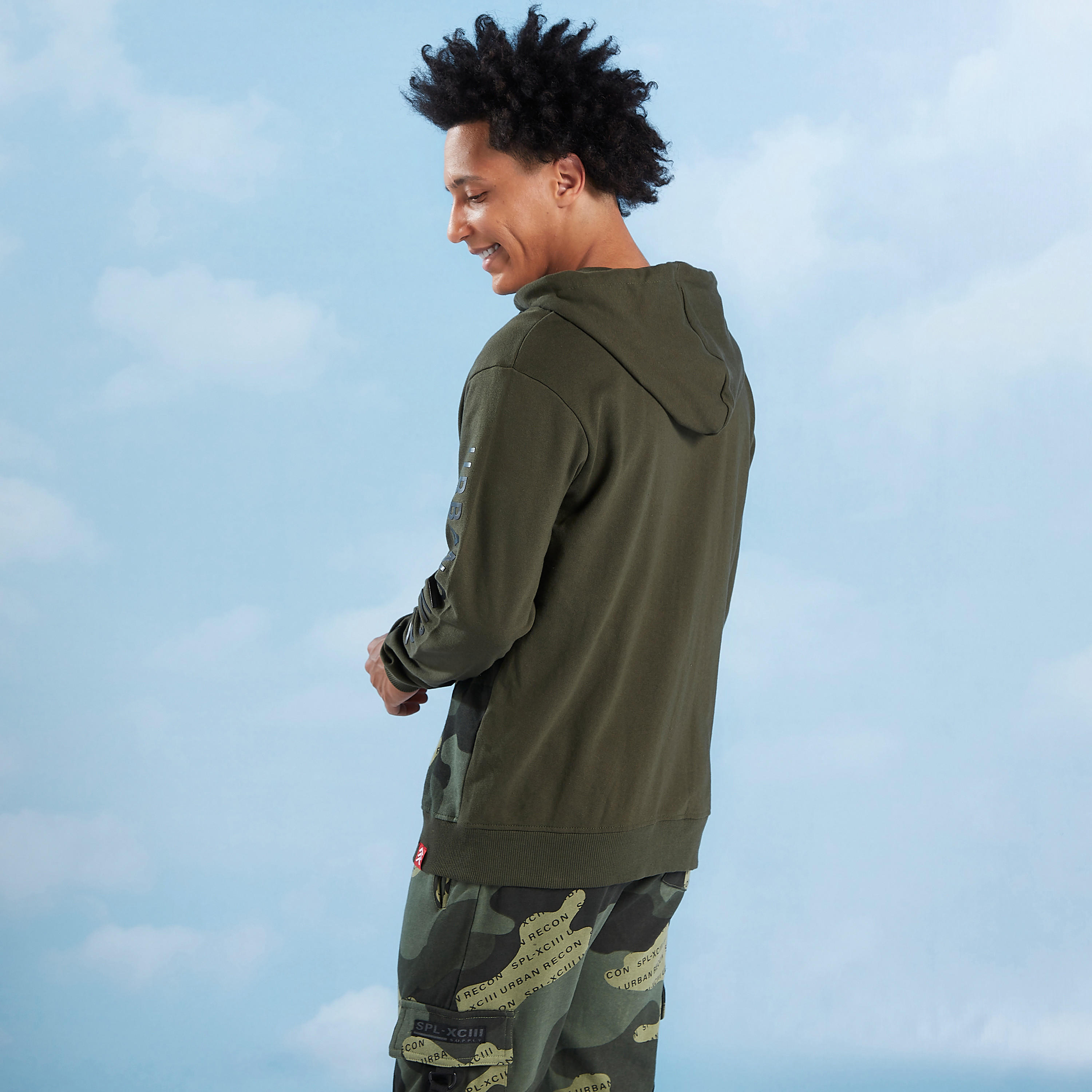 سويت شيرت بقصة سليم بارز الملمس بأكمام طويلة وقبعة-men-winterwear-hoodiesandsweatshirts-image-4