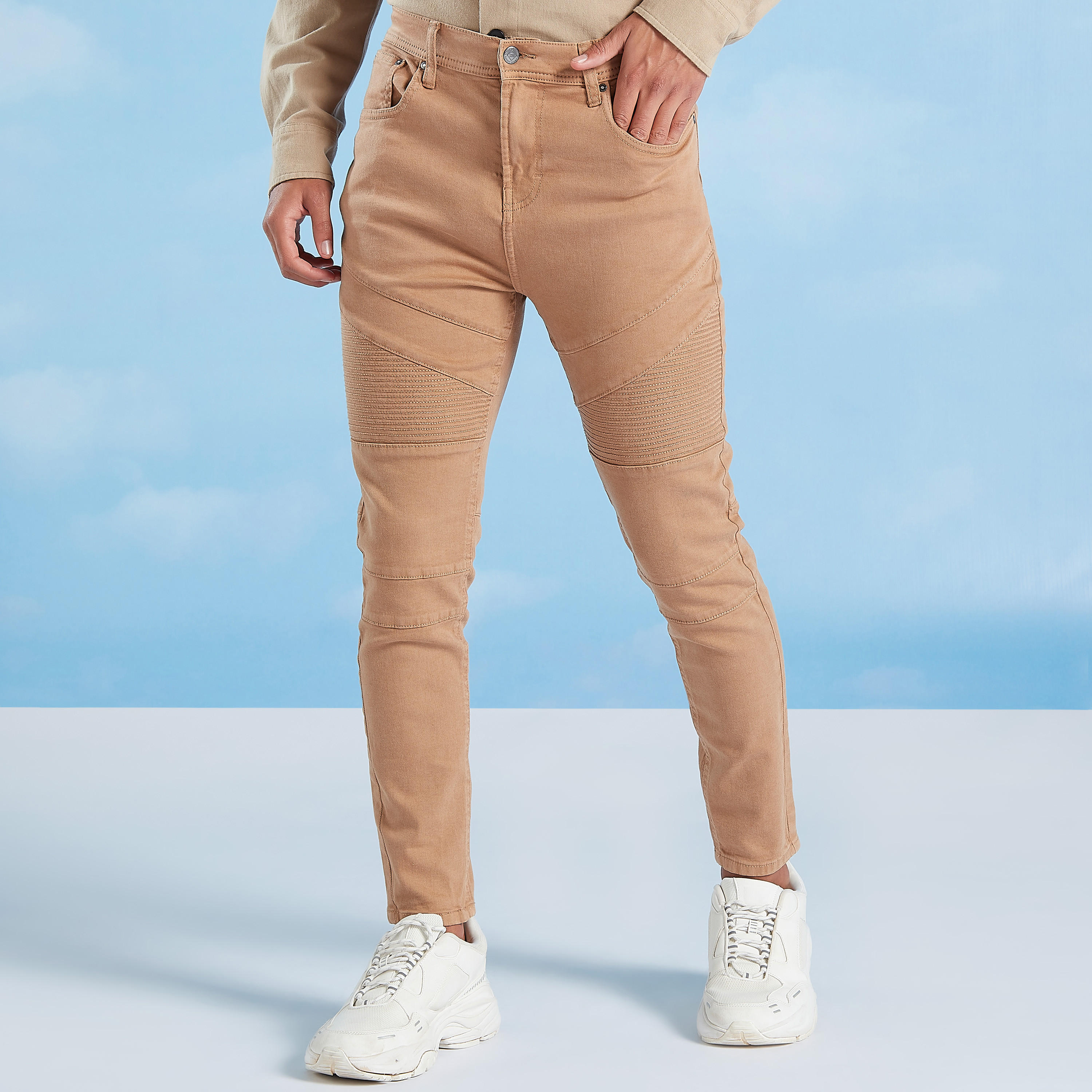 بنطلون جينز طويل بقصّة سكيني وخصر متوسط الارتفاع وجيوب-men-clothing-bottoms-jeans-image-13