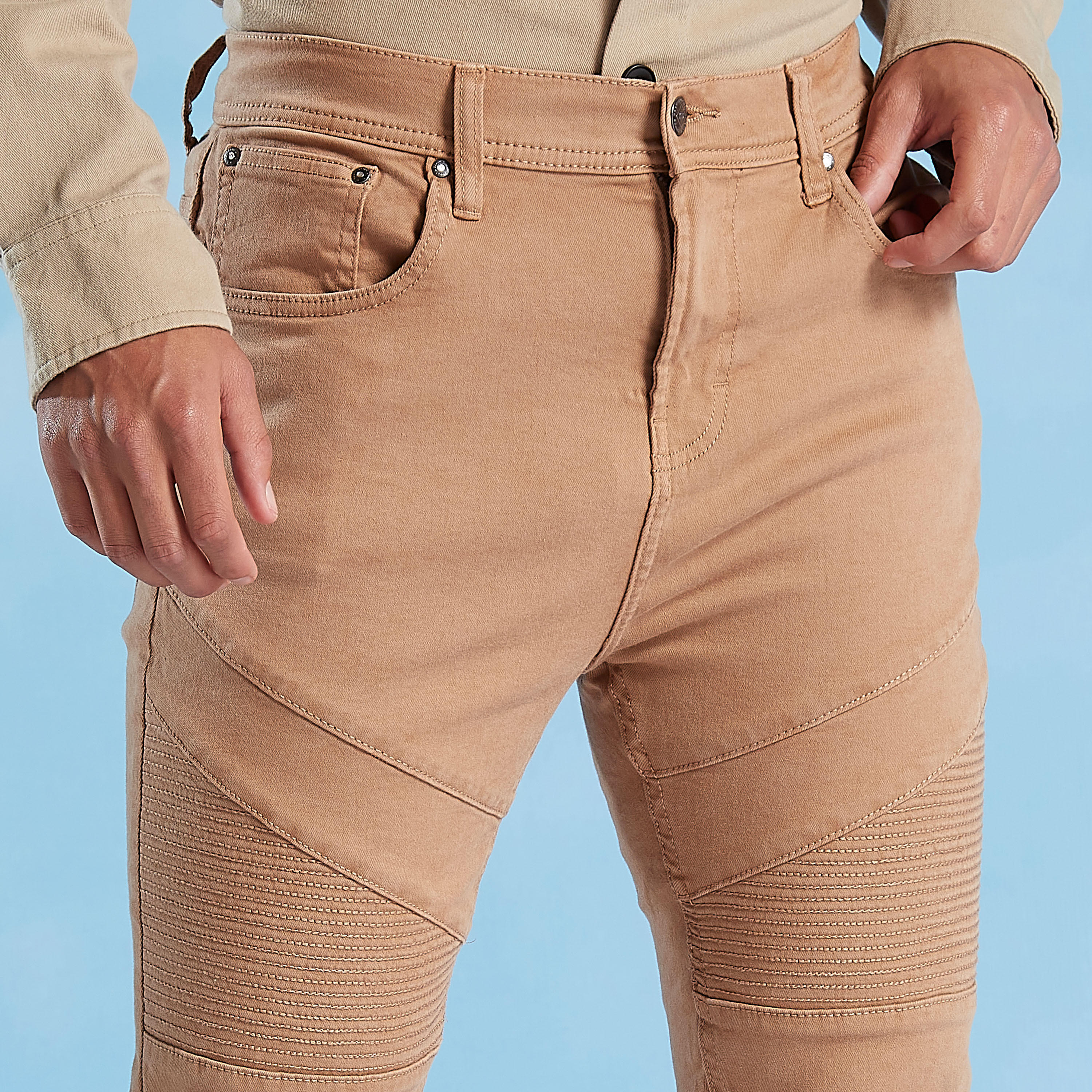 بنطلون جينز طويل بقصّة سكيني وخصر متوسط الارتفاع وجيوب-men-clothing-bottoms-jeans-image-15
