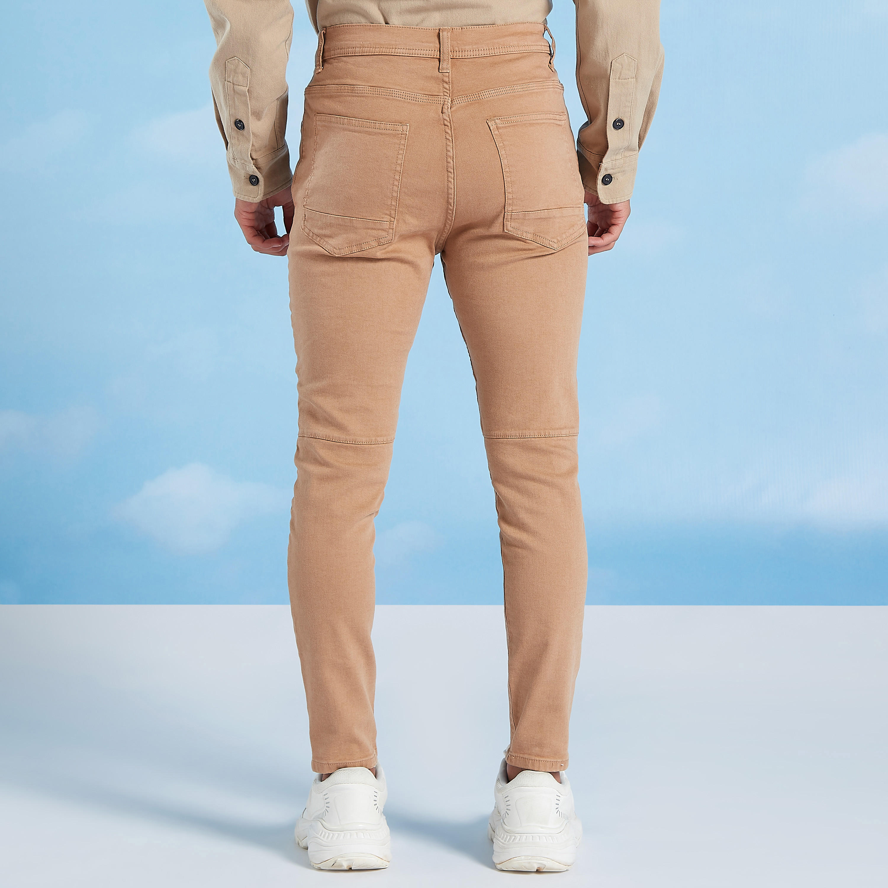 بنطلون جينز طويل بقصّة سكيني وخصر متوسط الارتفاع وجيوب-men-clothing-bottoms-jeans-image-16