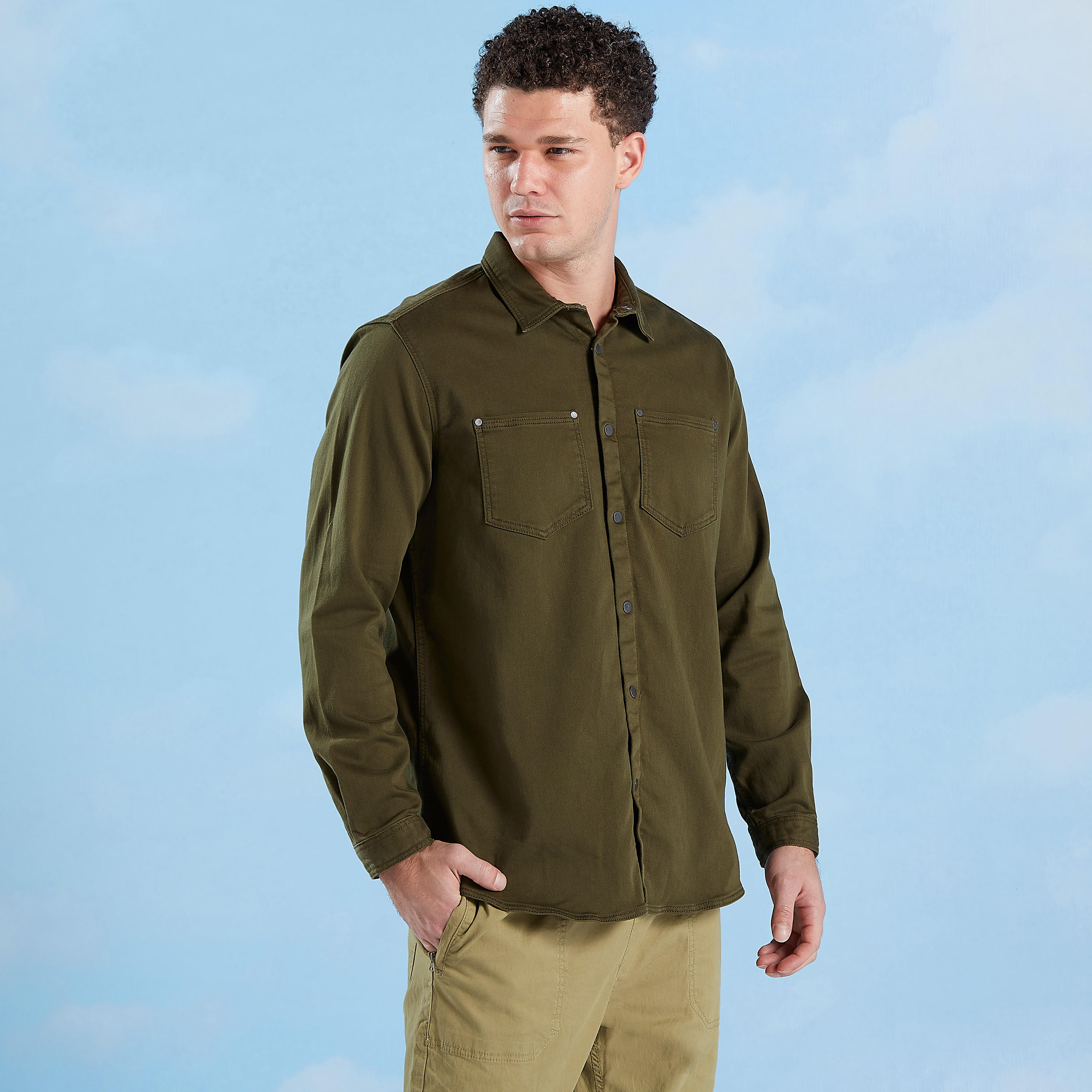قميص سادة بقصّة سليم وأكمام طويلة وجيب على الصدر-men-clothing-shirts-image-5