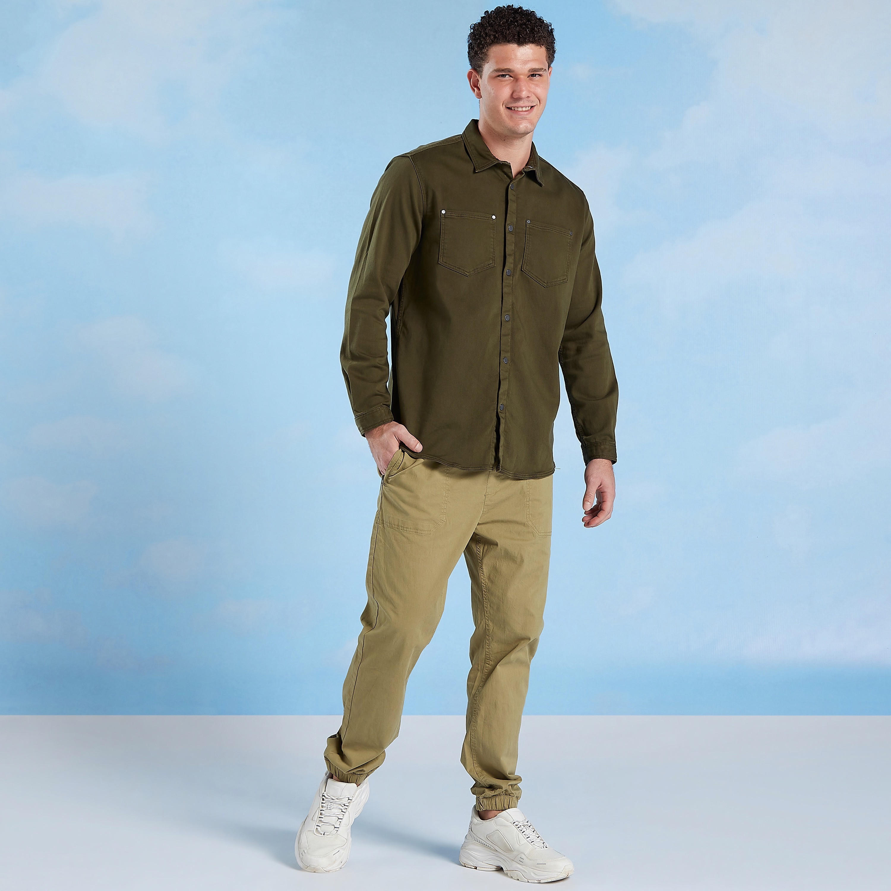 قميص سادة بقصّة سليم وأكمام طويلة وجيب على الصدر-men-clothing-shirts-image-6