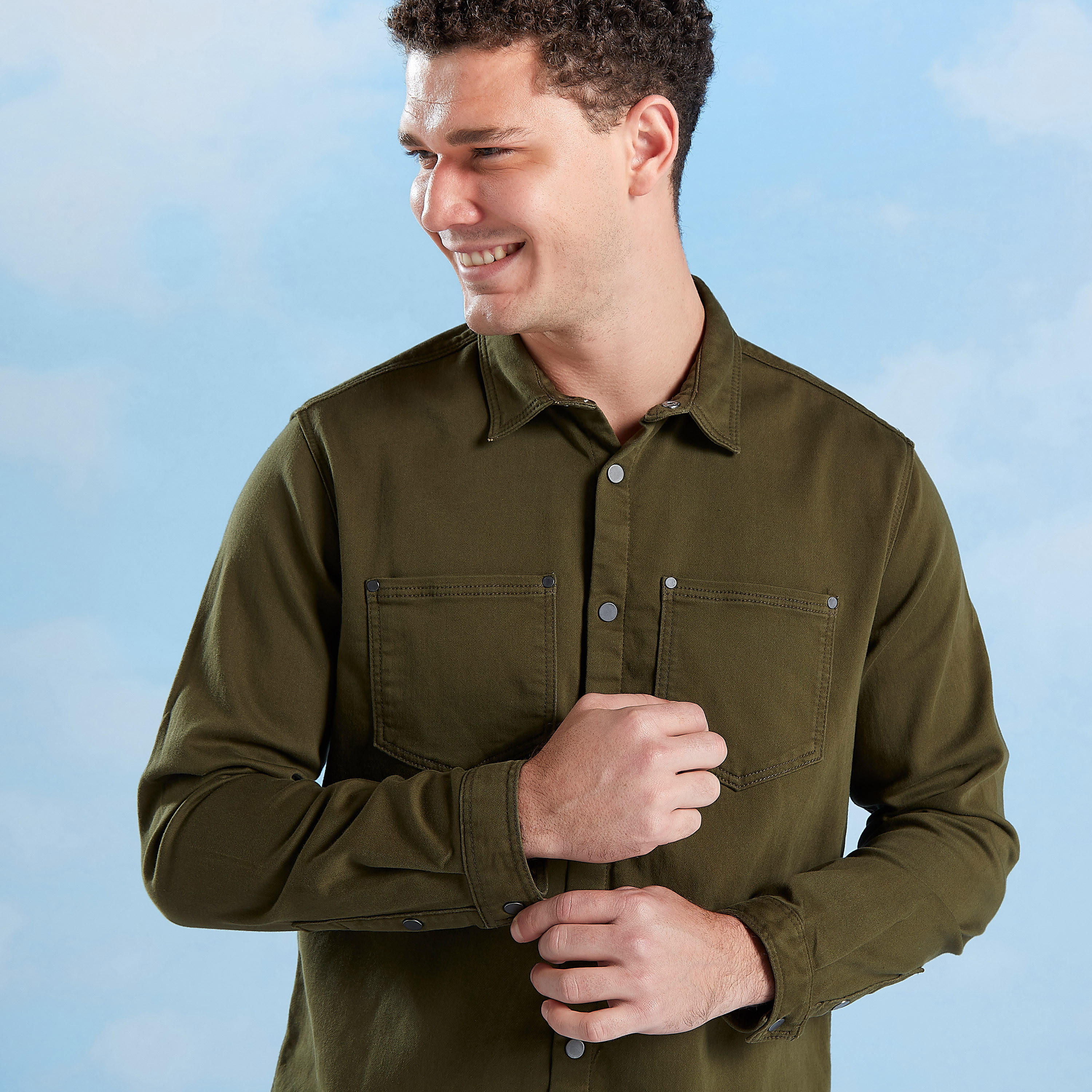 قميص سادة بقصّة سليم وأكمام طويلة وجيب على الصدر-men-clothing-shirts-image-7