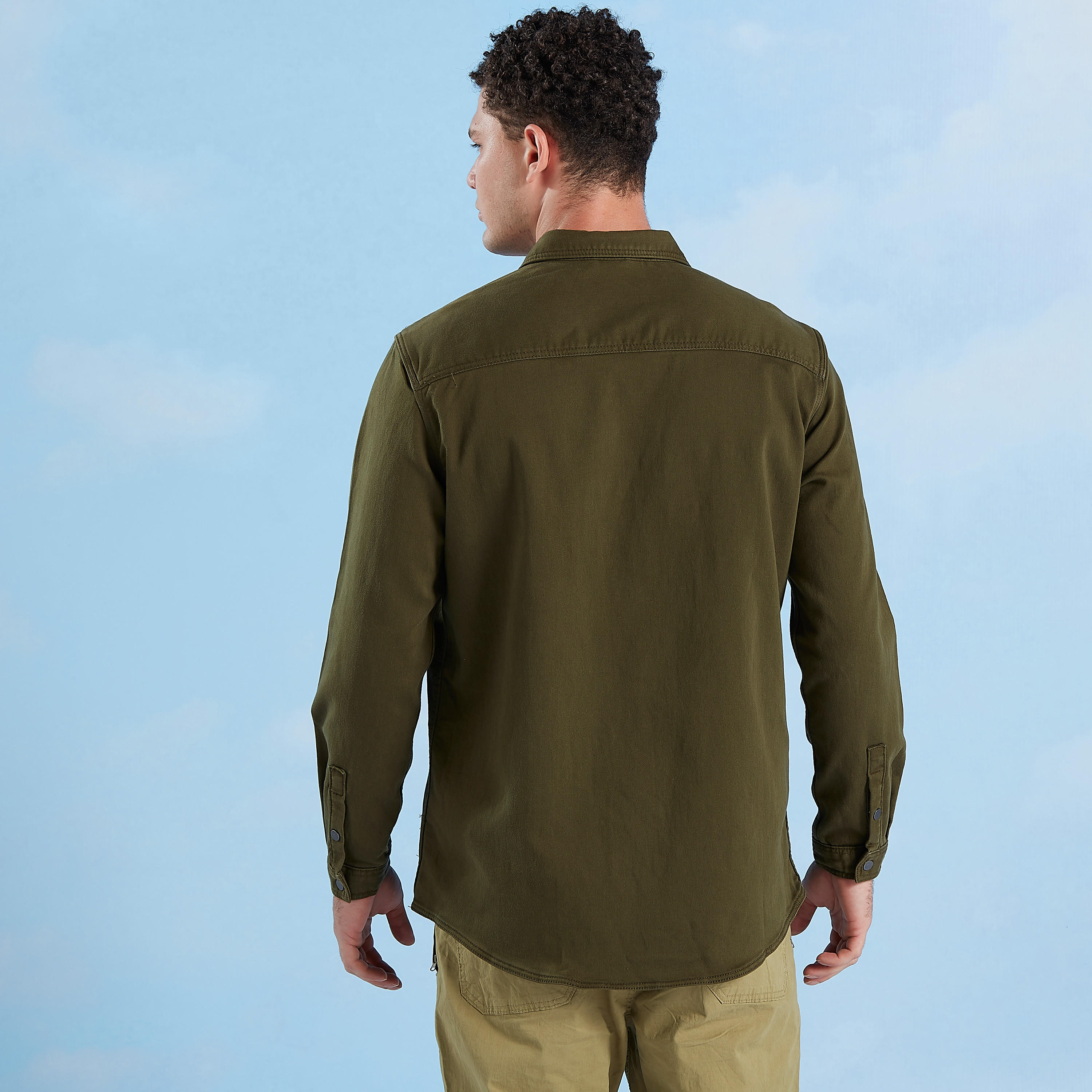 قميص سادة بقصّة سليم وأكمام طويلة وجيب على الصدر-men-clothing-shirts-image-8